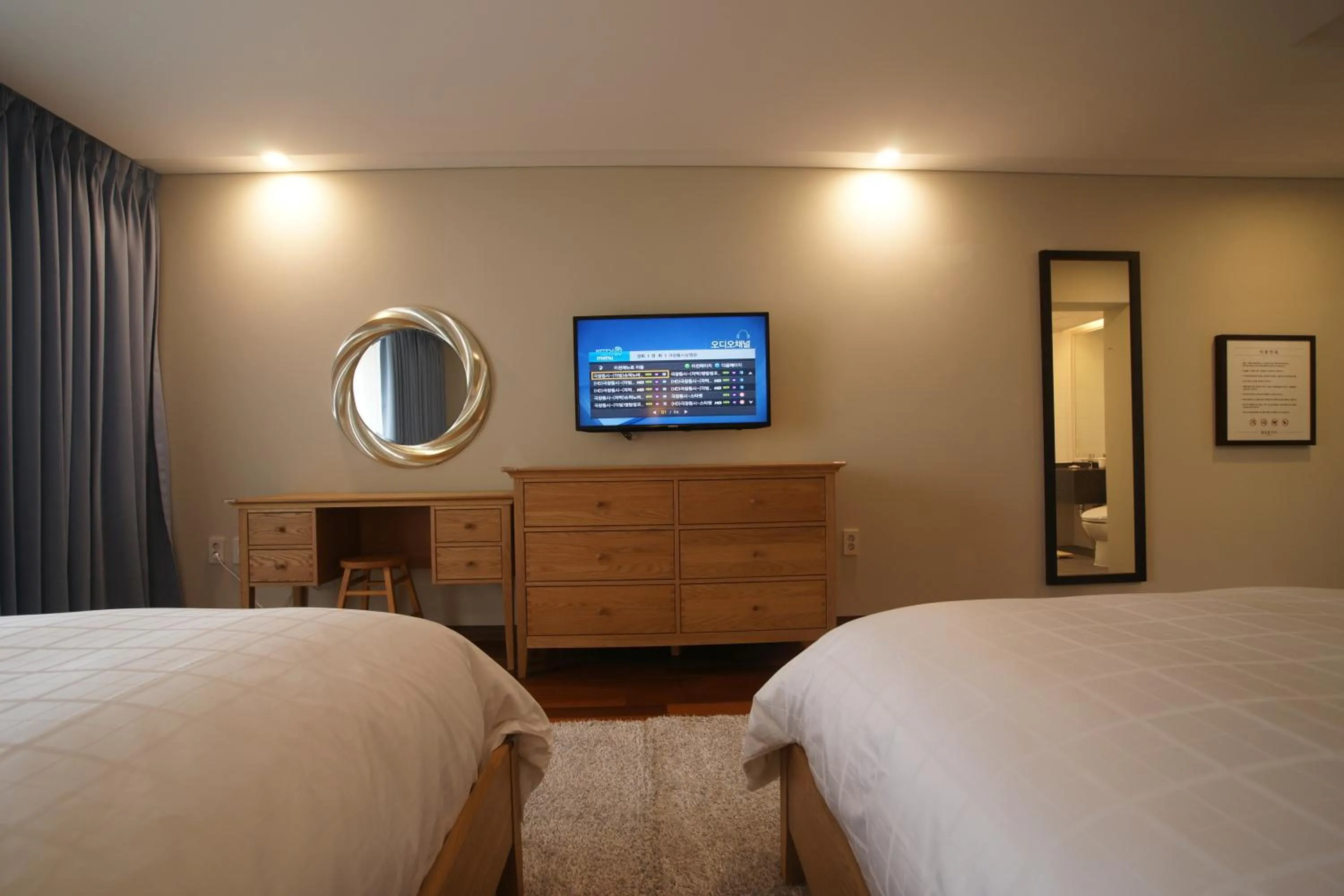 Photo of the whole room, Bed in IlleInn Hotel