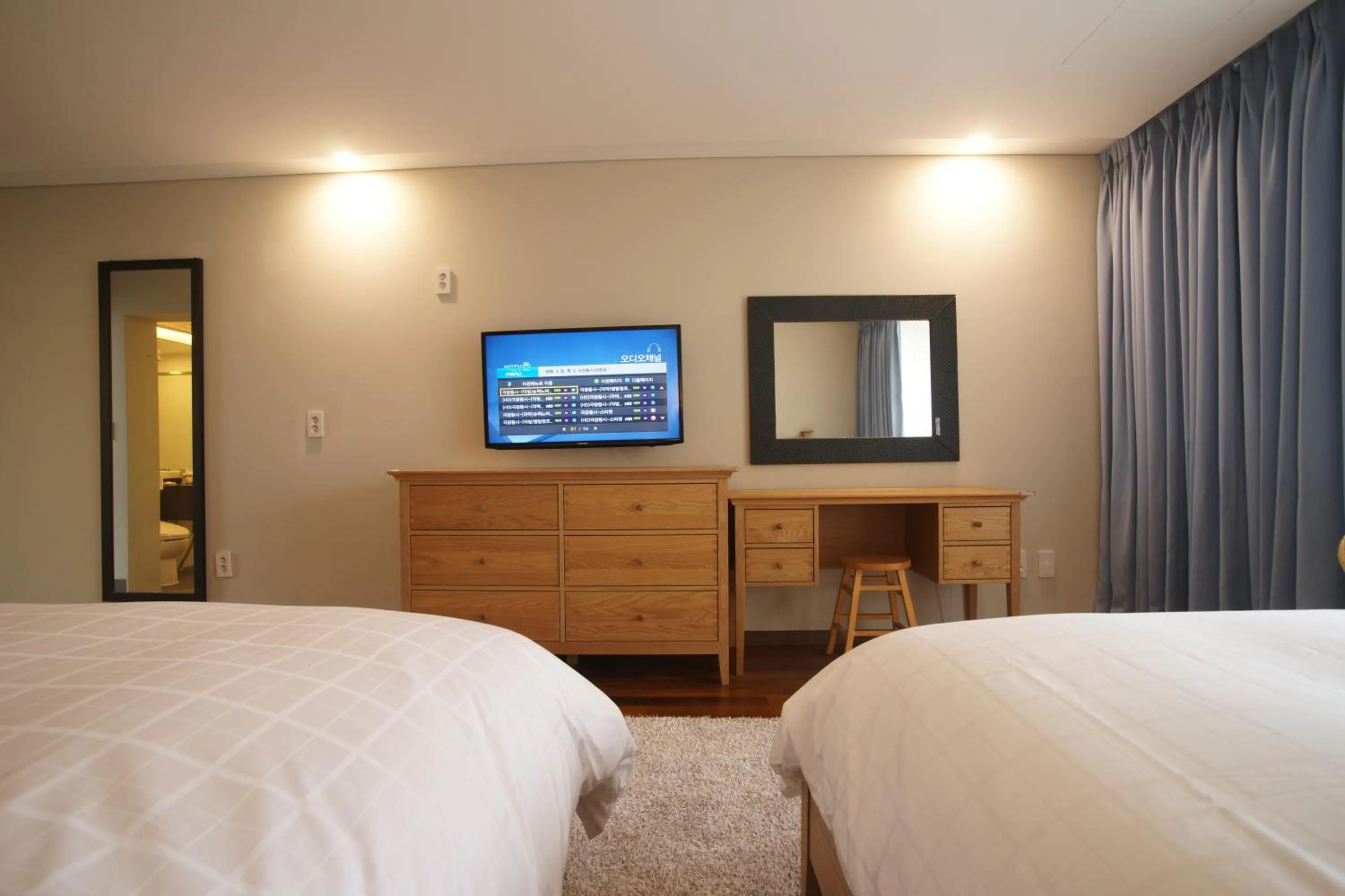 Photo of the whole room, Bed in IlleInn Hotel