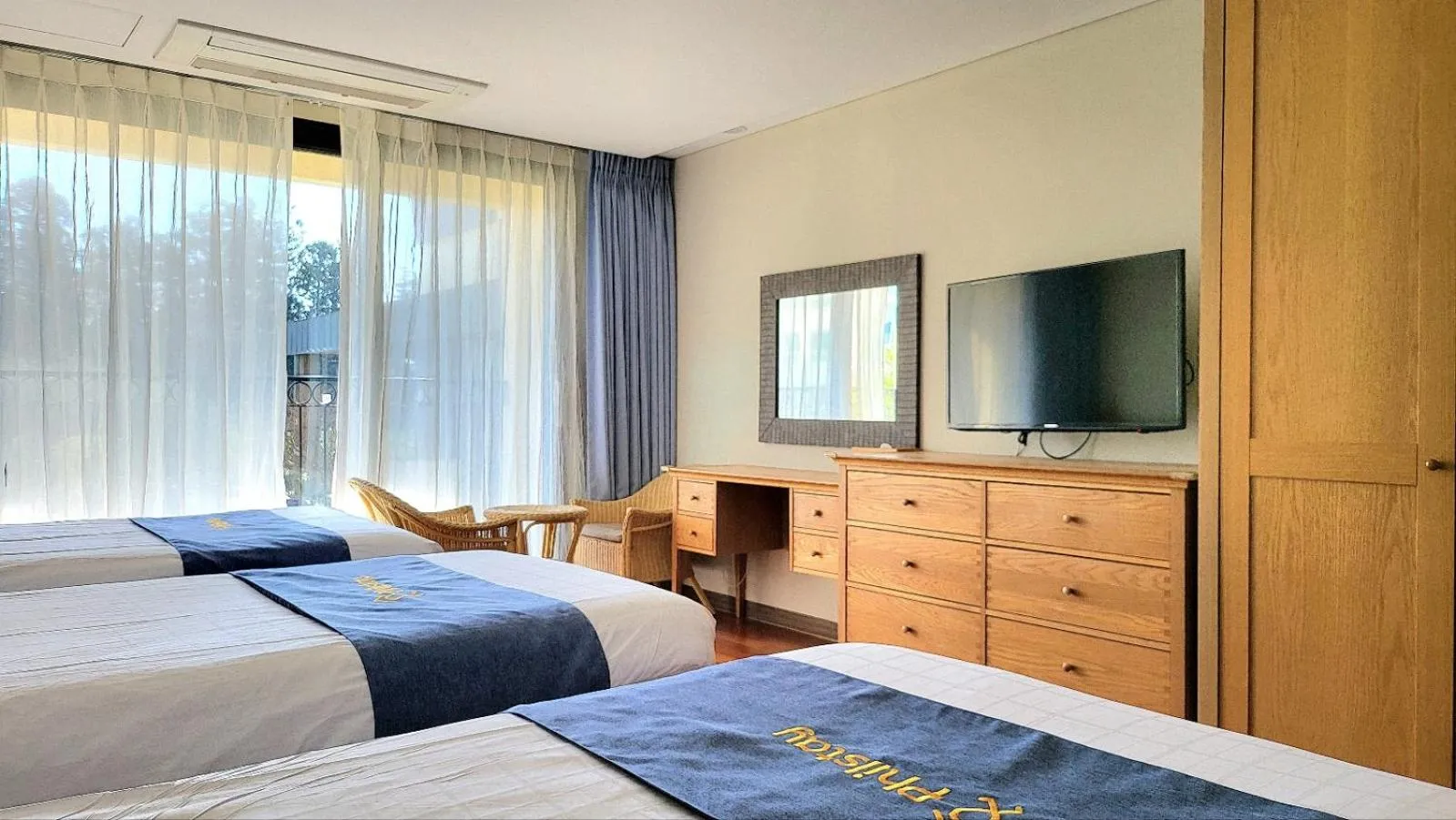 Photo of the whole room, Bed in IlleInn Hotel