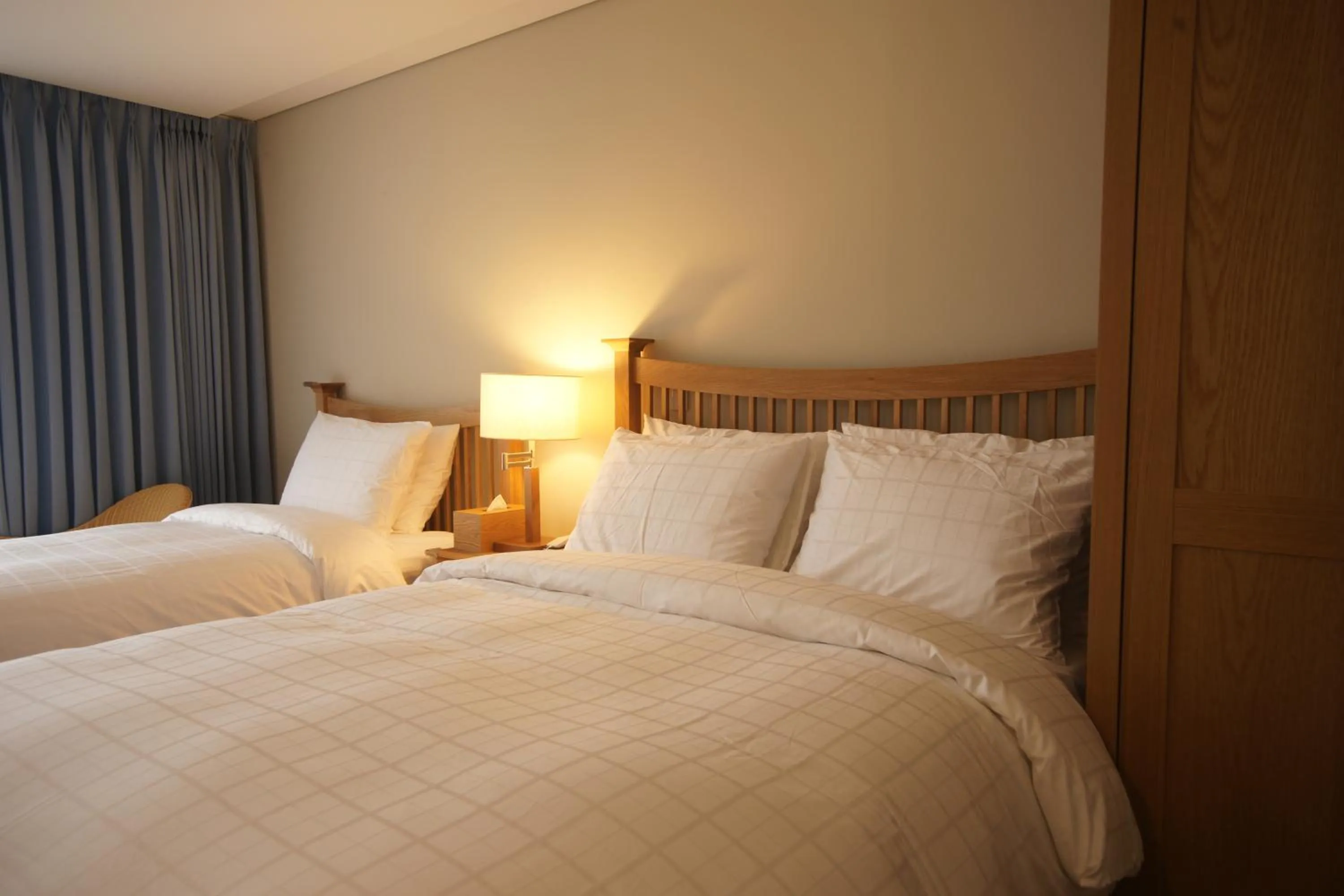 Photo of the whole room, Bed in IlleInn Hotel