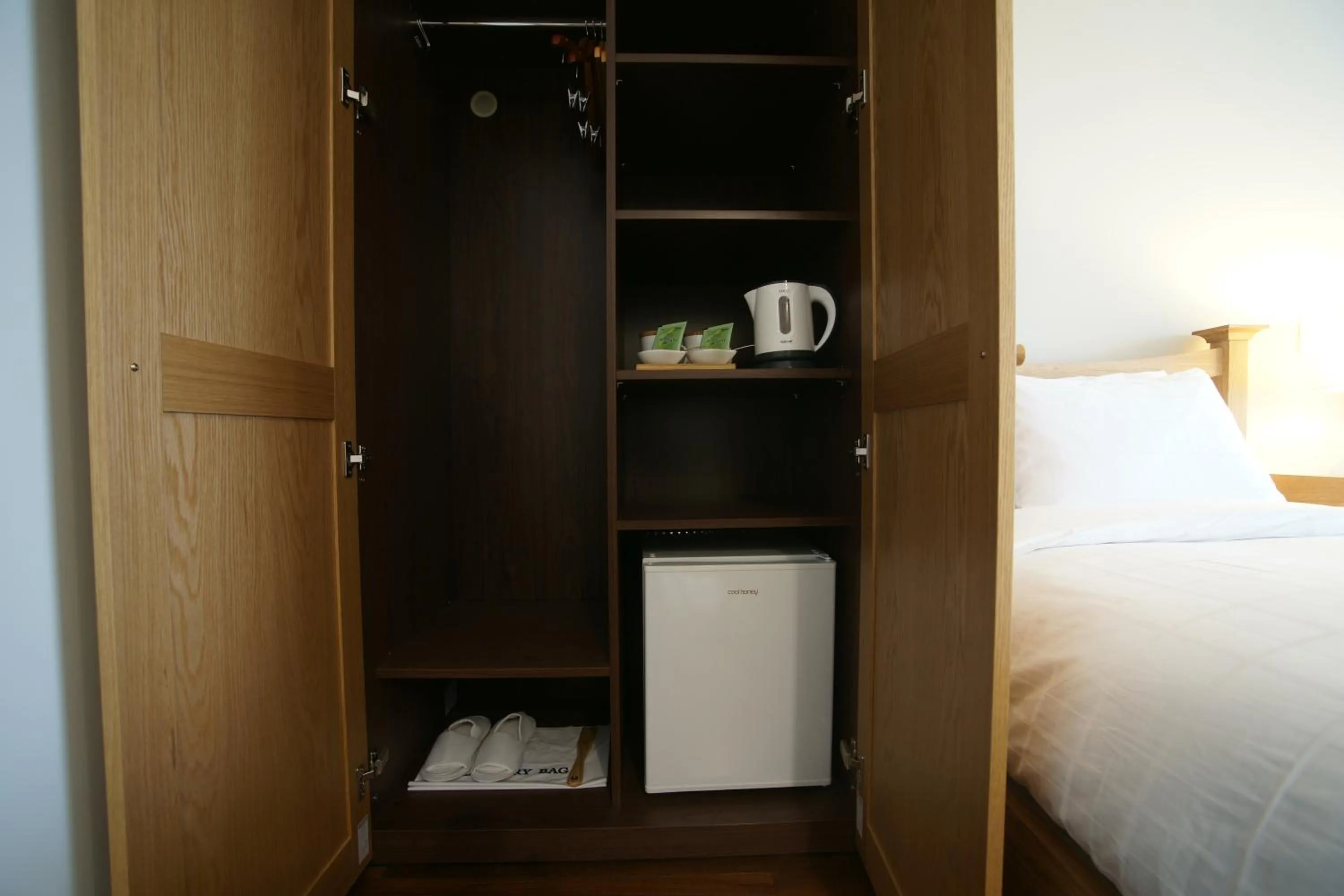 wardrobe, Bed in IlleInn Hotel