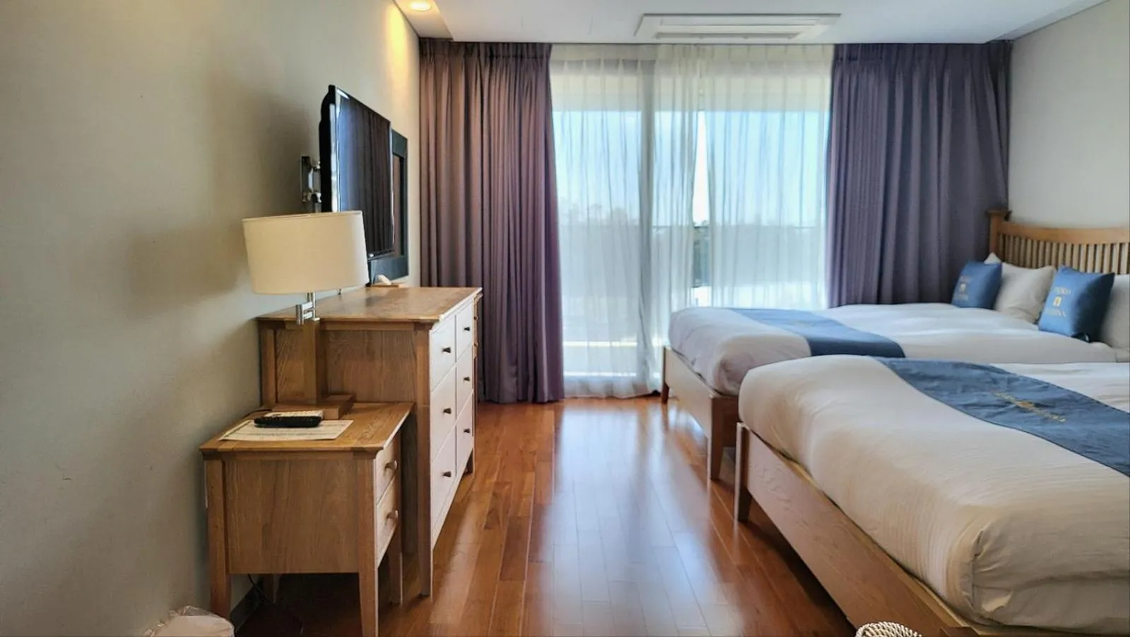 Photo of the whole room, Bed in IlleInn Hotel