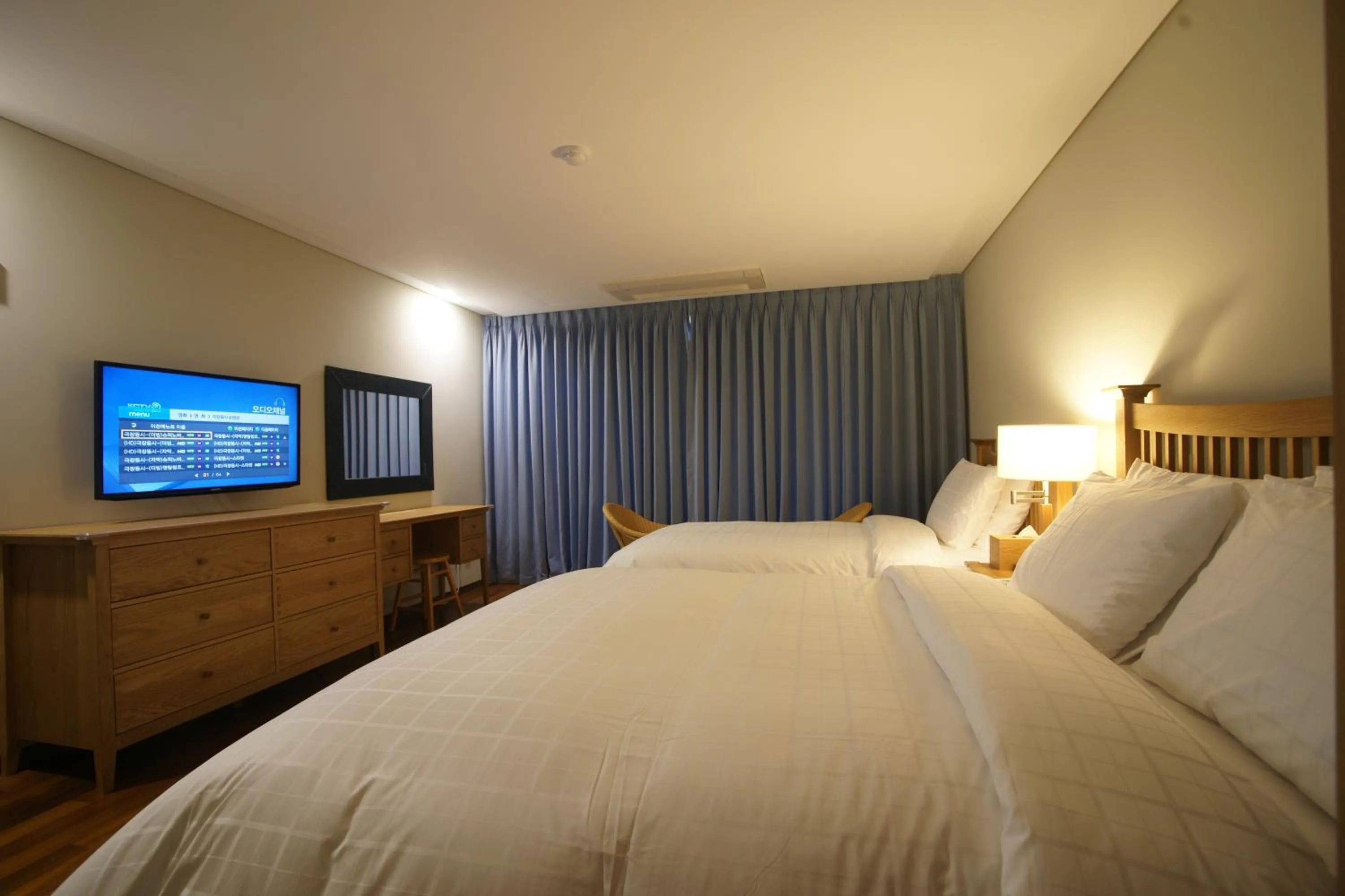 Photo of the whole room, Bed in IlleInn Hotel