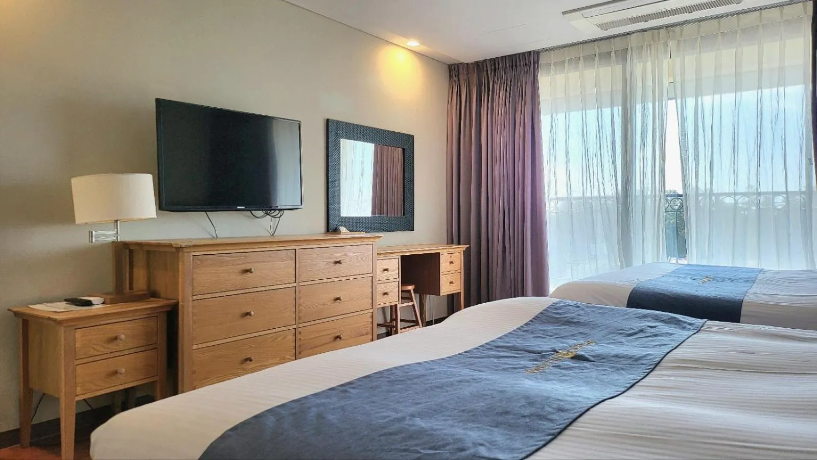 Photo of the whole room, Bed in IlleInn Hotel