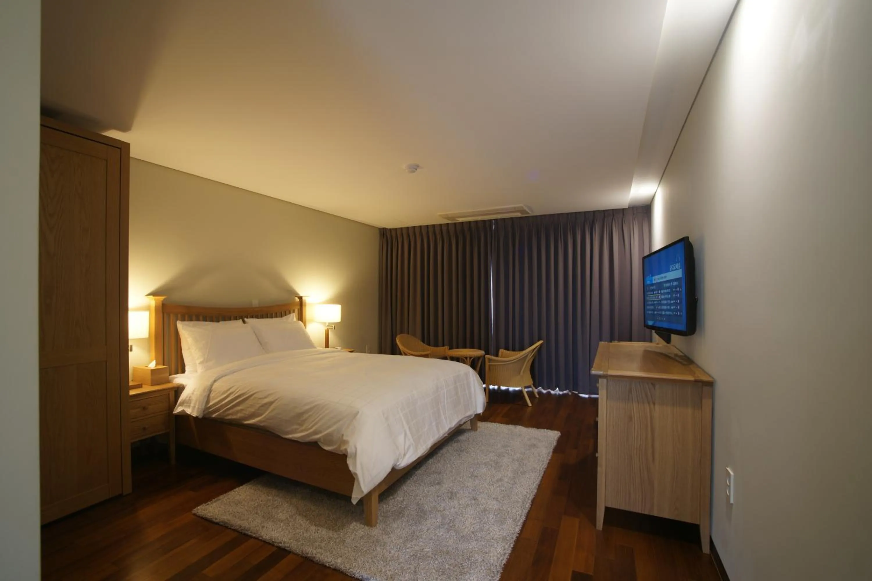 Photo of the whole room, Bed in IlleInn Hotel