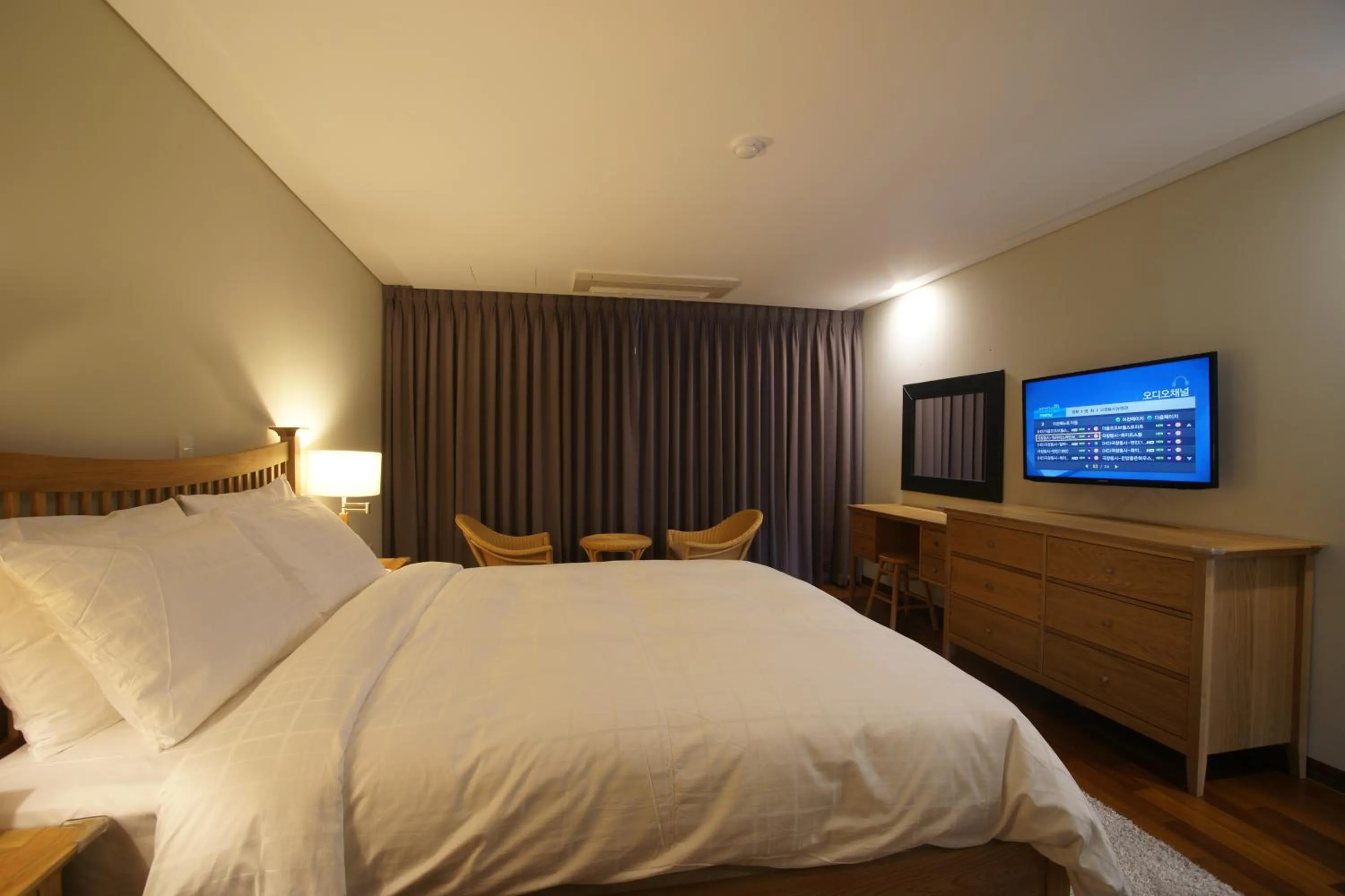 Photo of the whole room, Bed in IlleInn Hotel