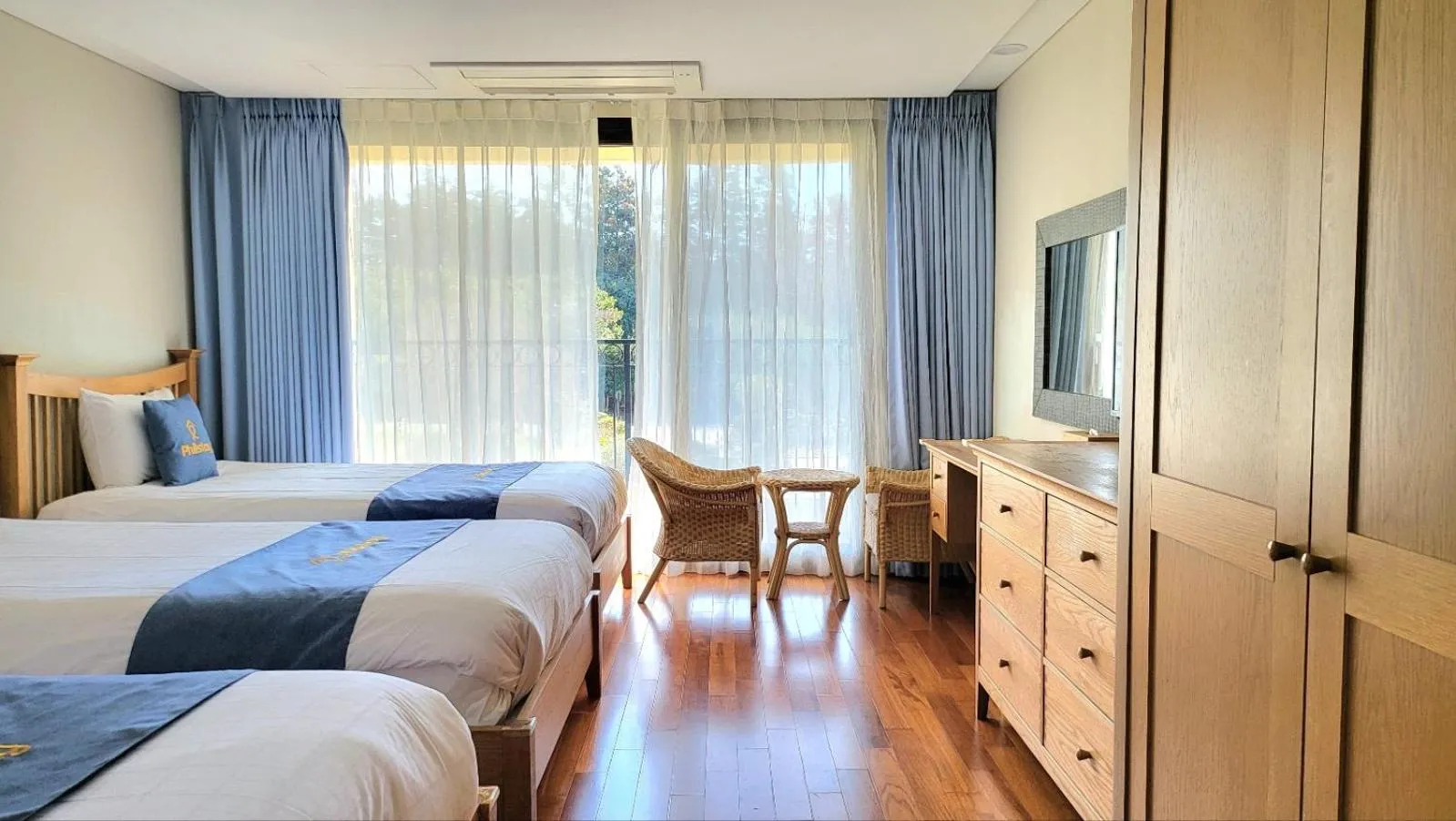 Photo of the whole room, Bed in IlleInn Hotel