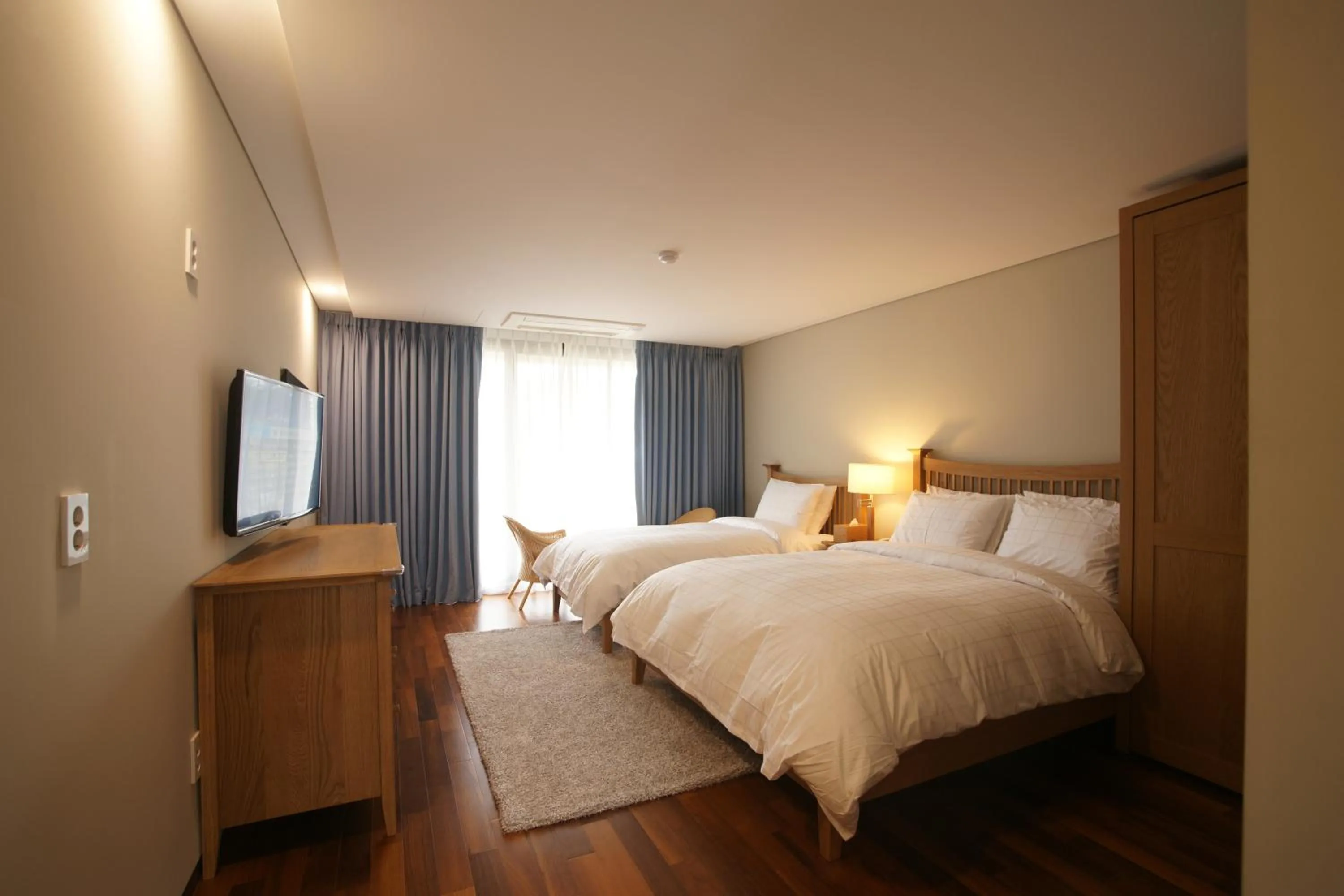 Photo of the whole room, Bed in IlleInn Hotel