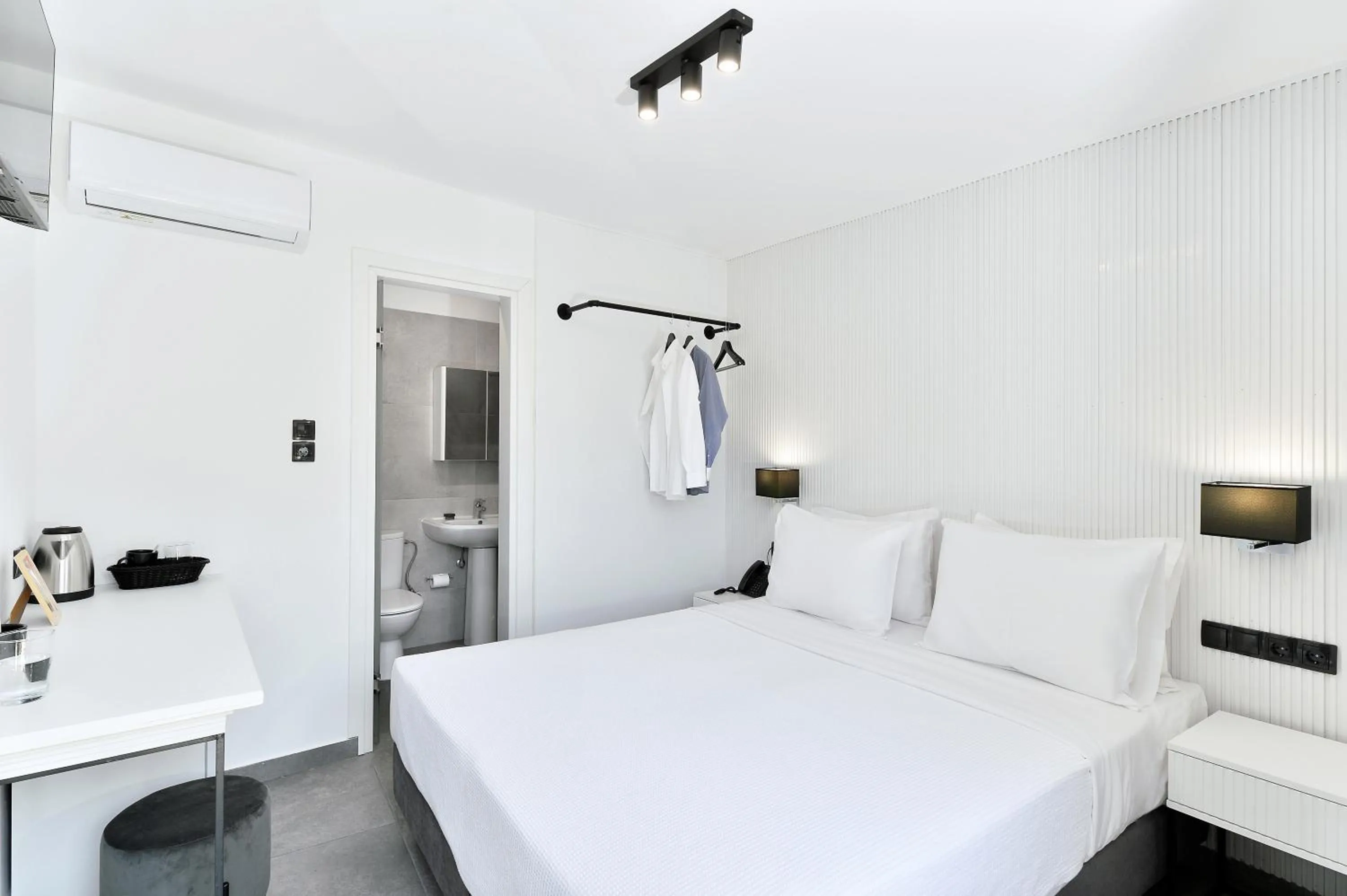 Photo of the whole room, Bed in Athenian Gem