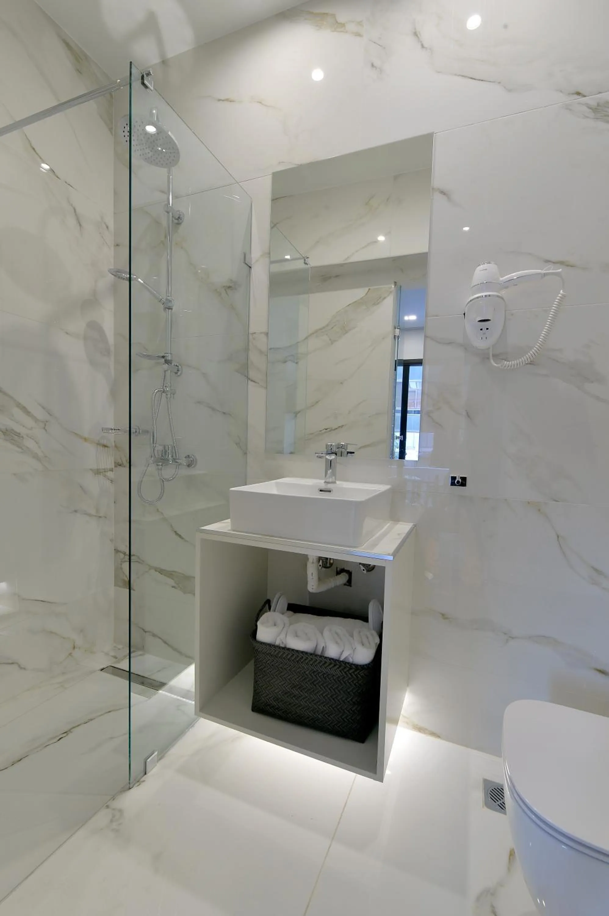 Shower in Athenian Gem