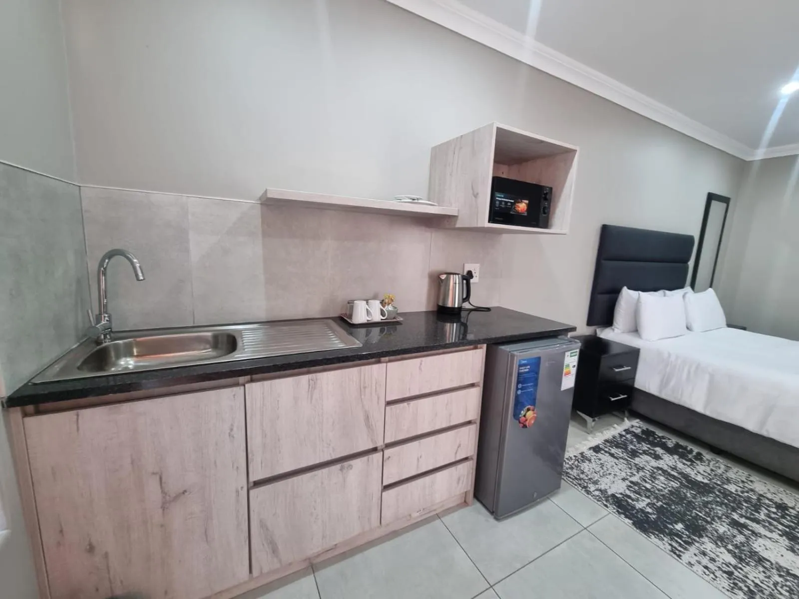 Kitchen or kitchenette, Bed in Emerald Guesthouse