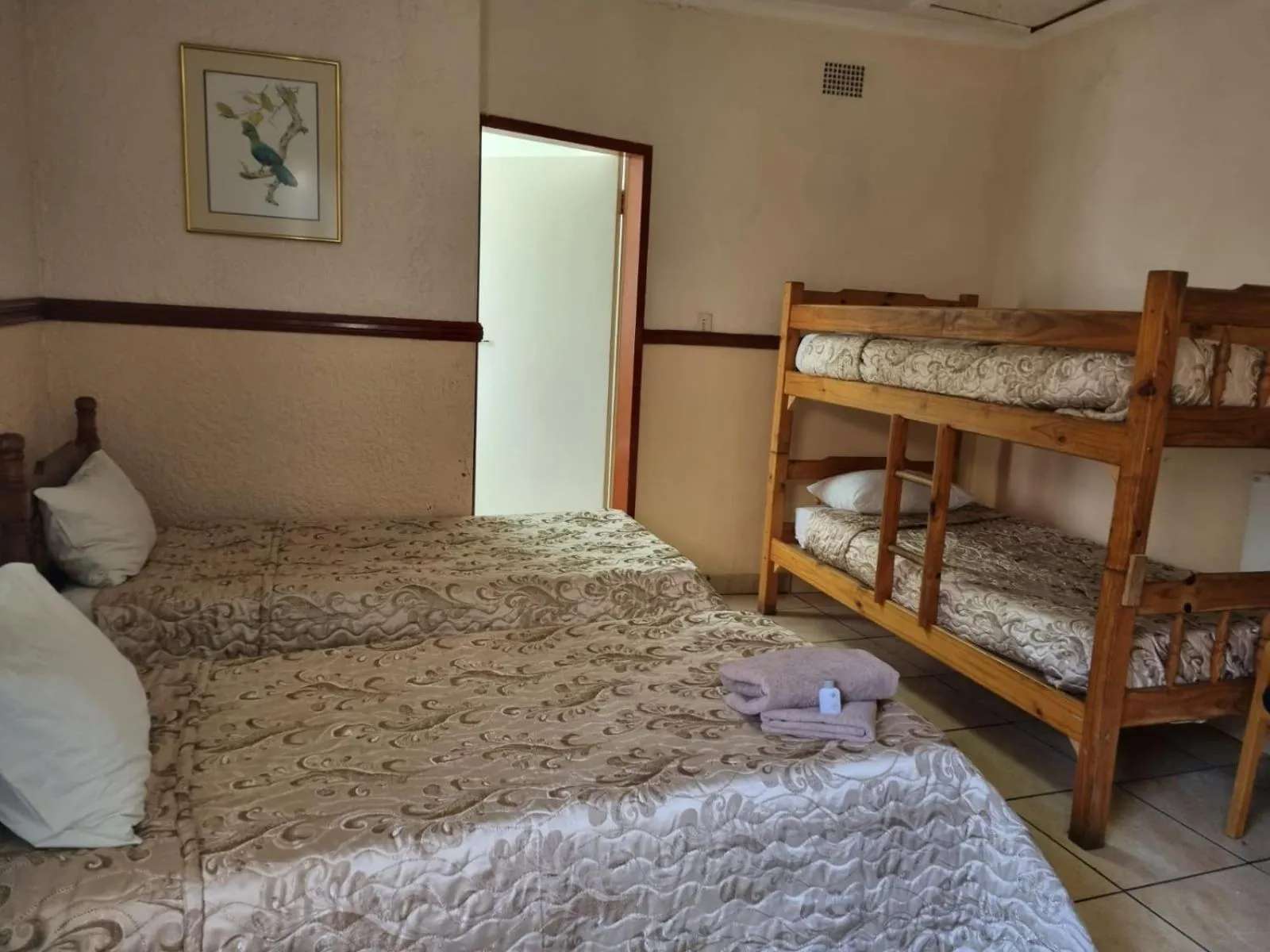 bunk bed, Bed in Emerald Guesthouse