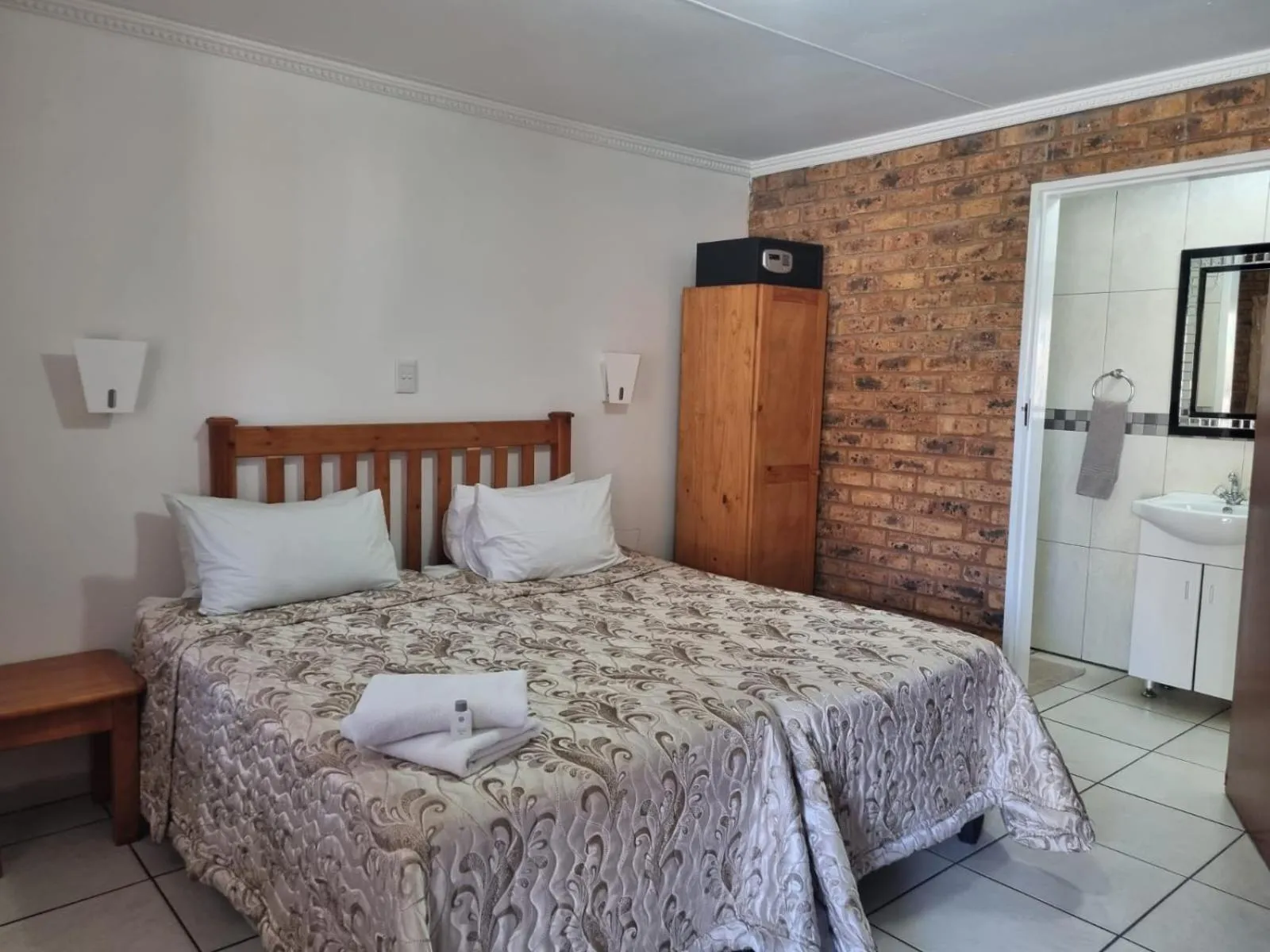 Bed in Emerald Guesthouse