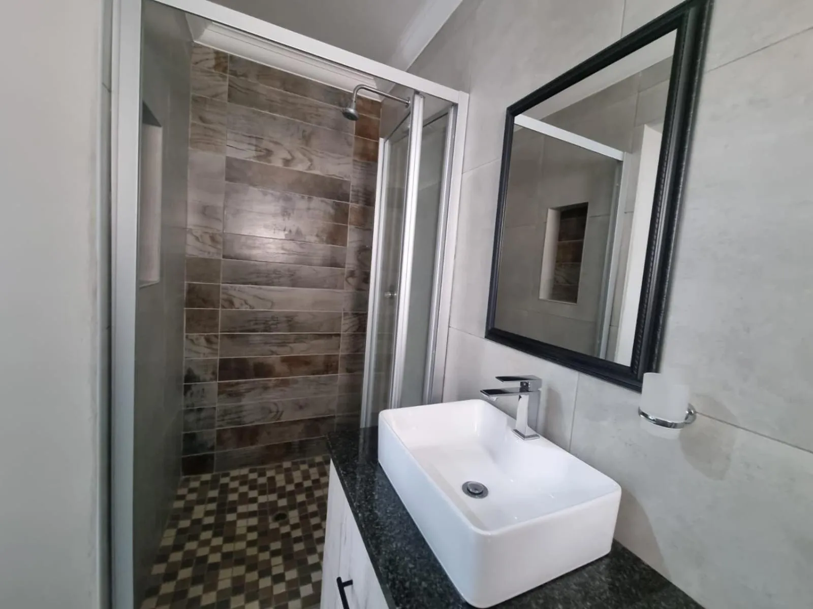 Shower in Emerald Guesthouse