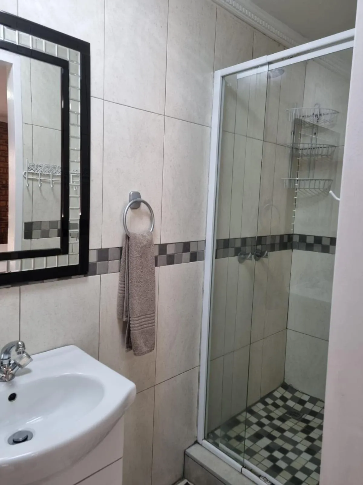 Shower in Emerald Guesthouse