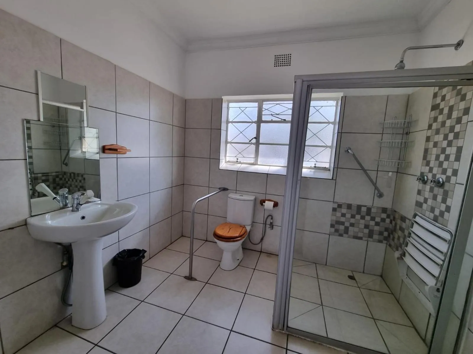 Shower in Emerald Guesthouse