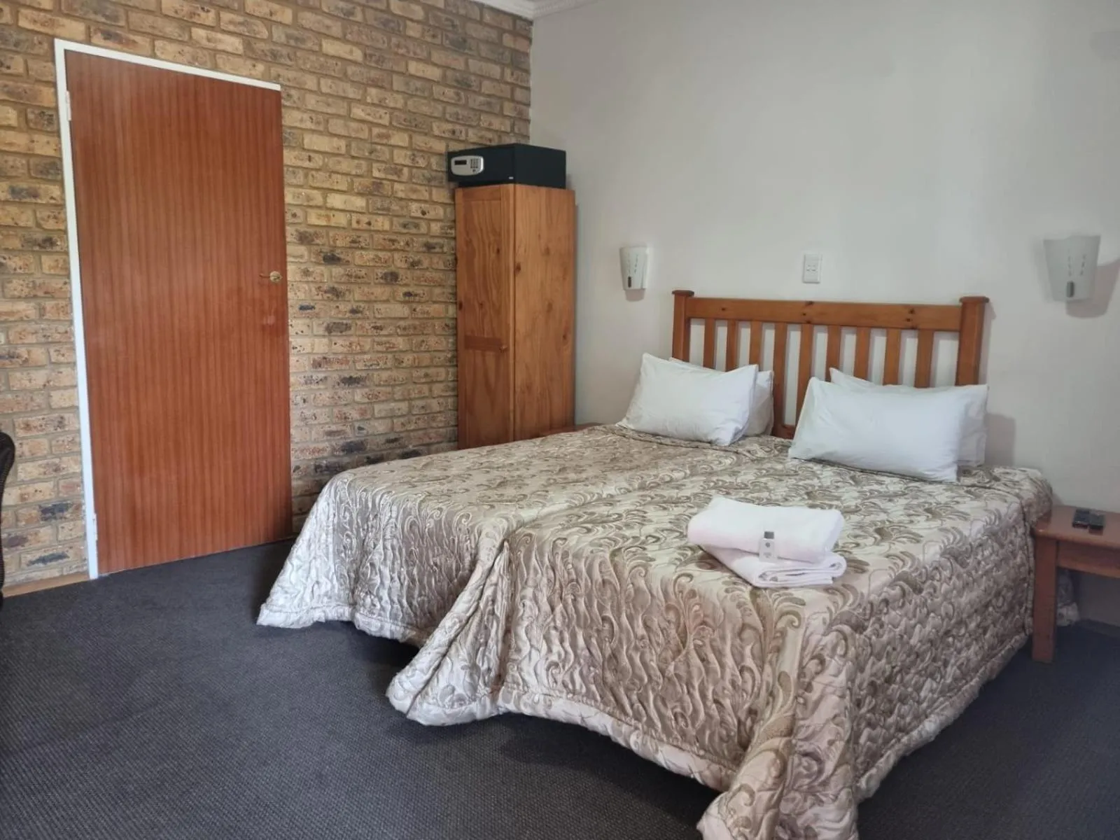 Bedroom, Bed in Emerald Guesthouse