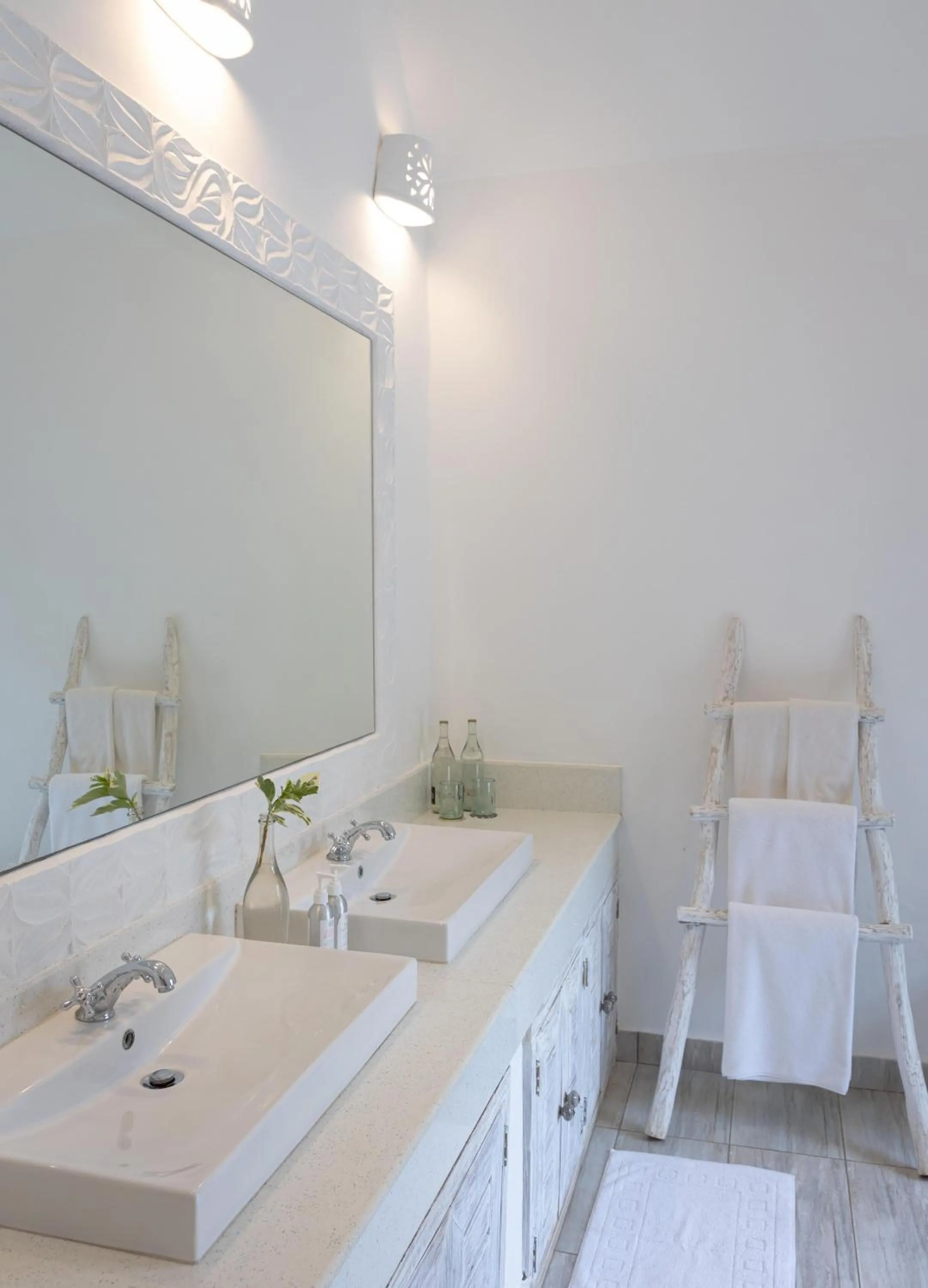 Bathroom, Bed in Chale Island Resort