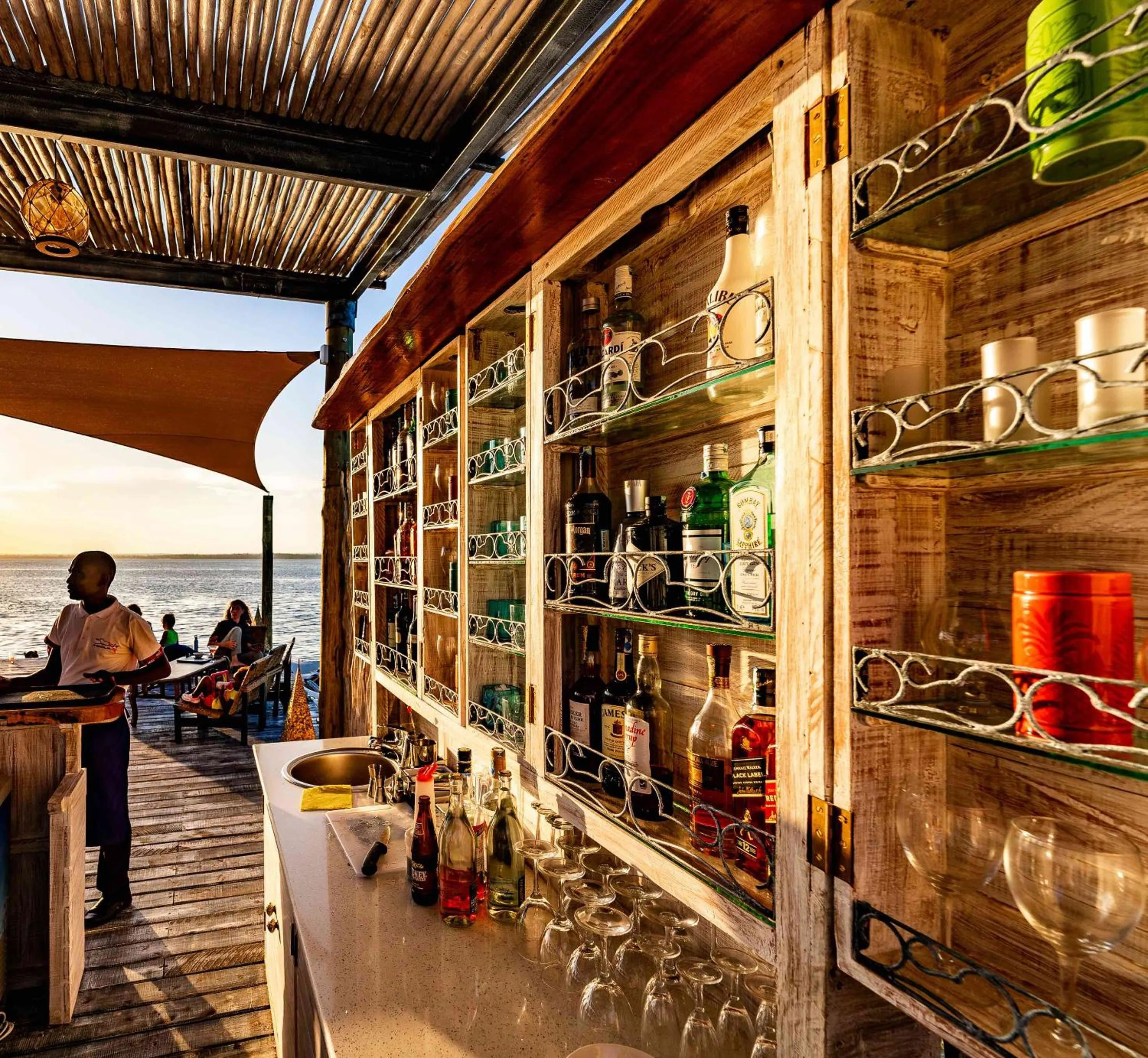 Restaurant/places to eat in Chale Island Resort