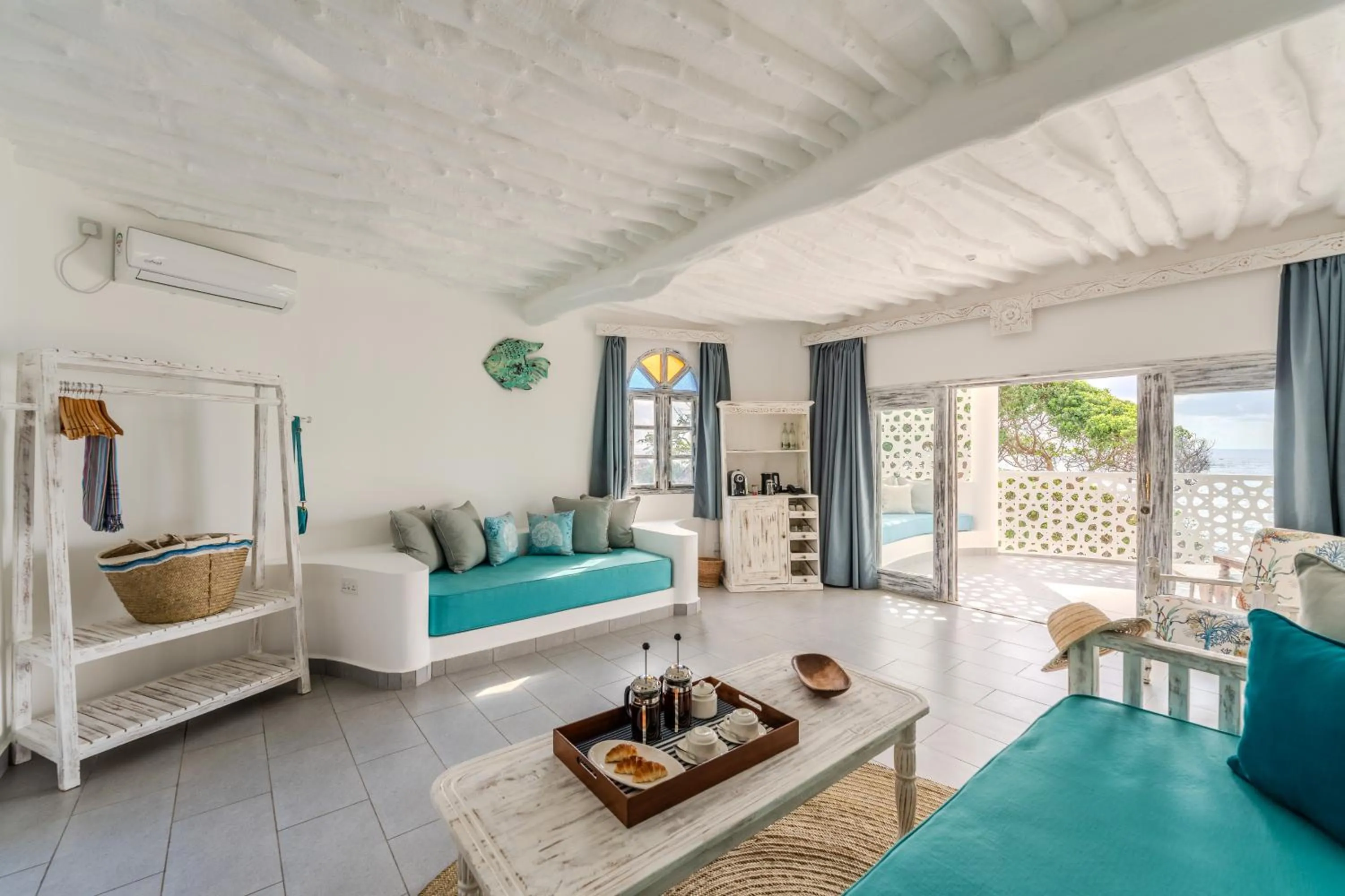 Breakfast, Bed in Chale Island Resort