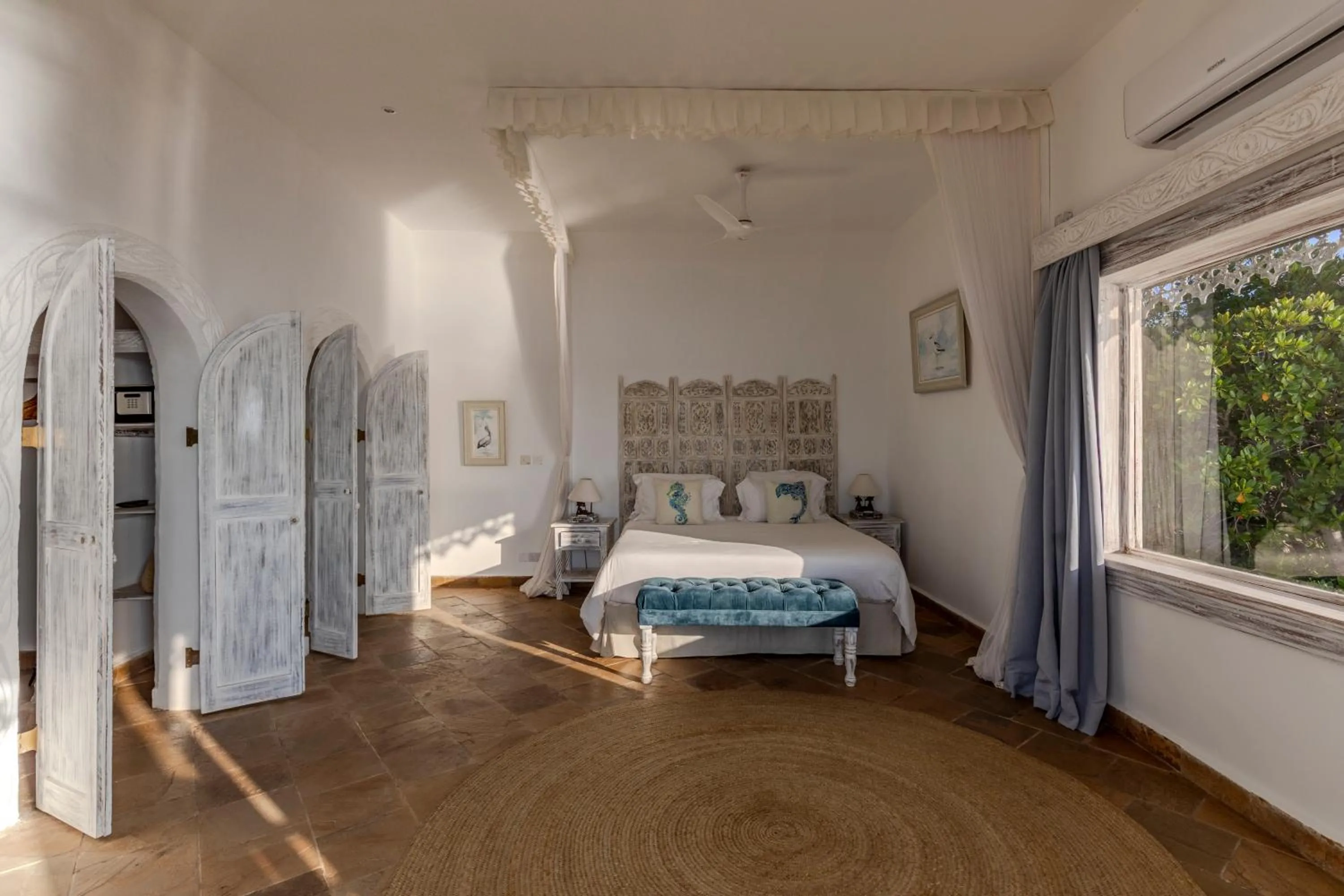 Bedroom, Bed in Chale Island Resort