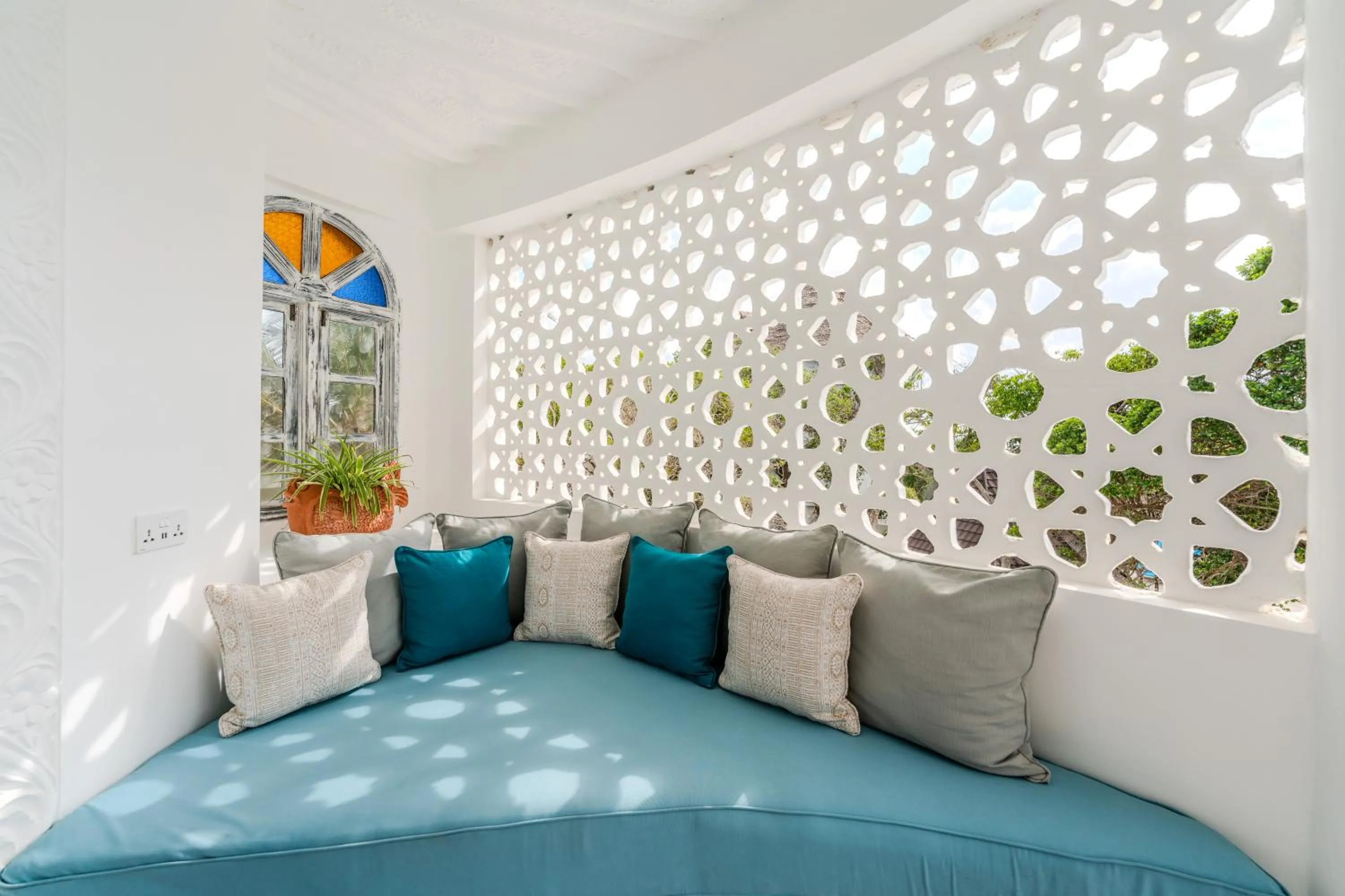 Balcony/Terrace, Bed in Chale Island Resort