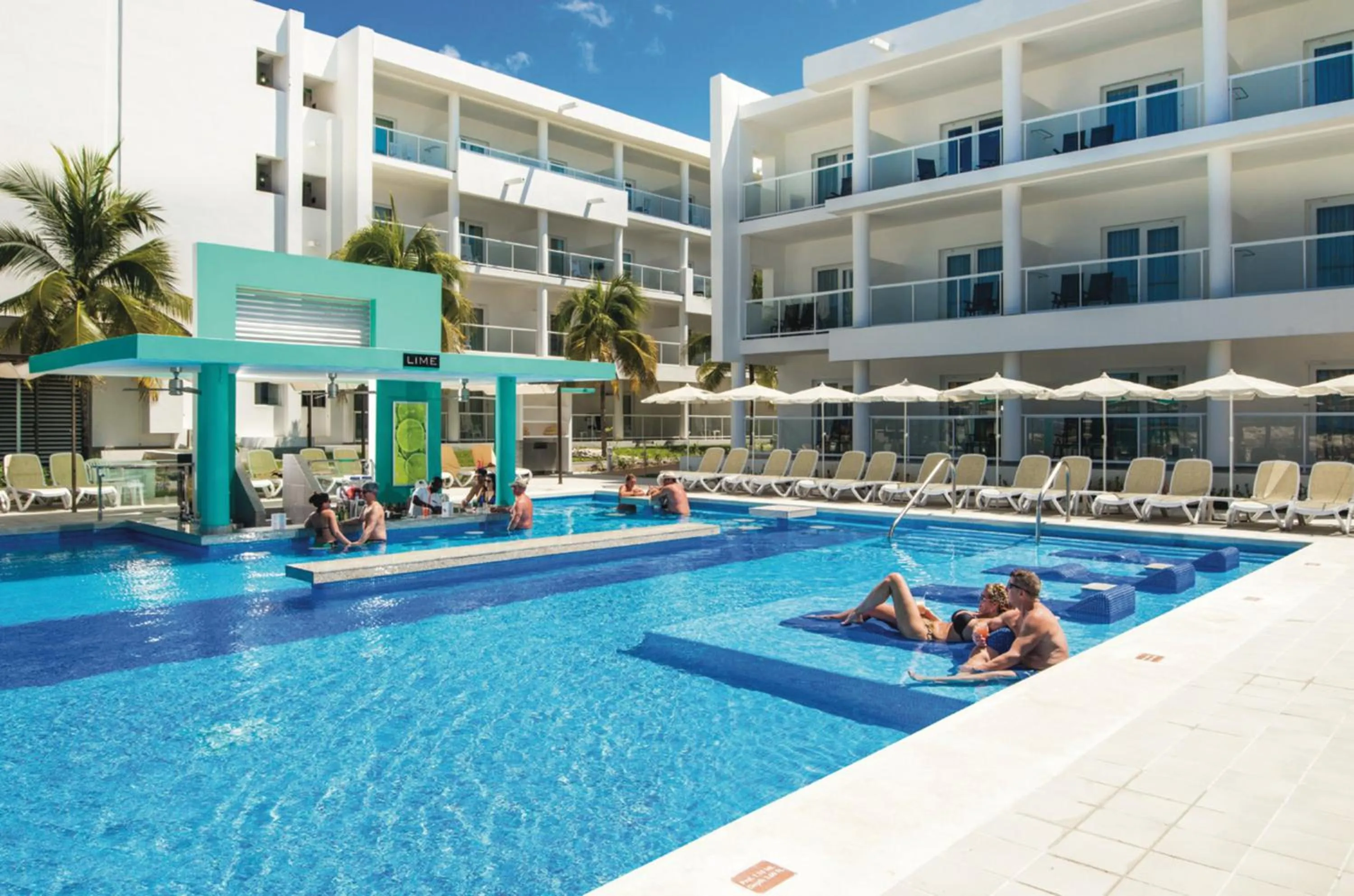 Swimming pool in Riu Palace Jamaica - Adults Only - All Inclusive