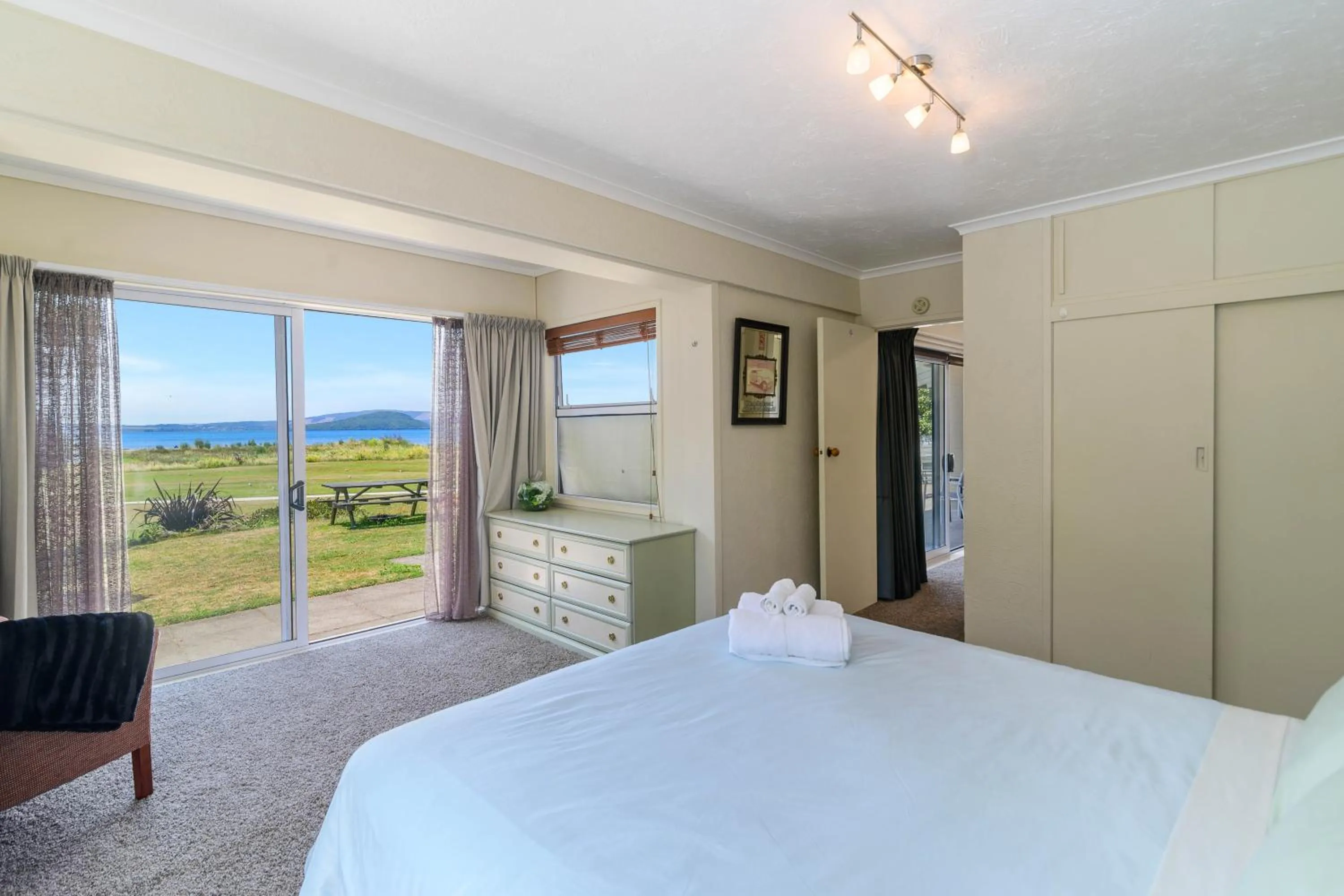 Bedroom, Bed in Ngongotaha Lakeside Lodge
