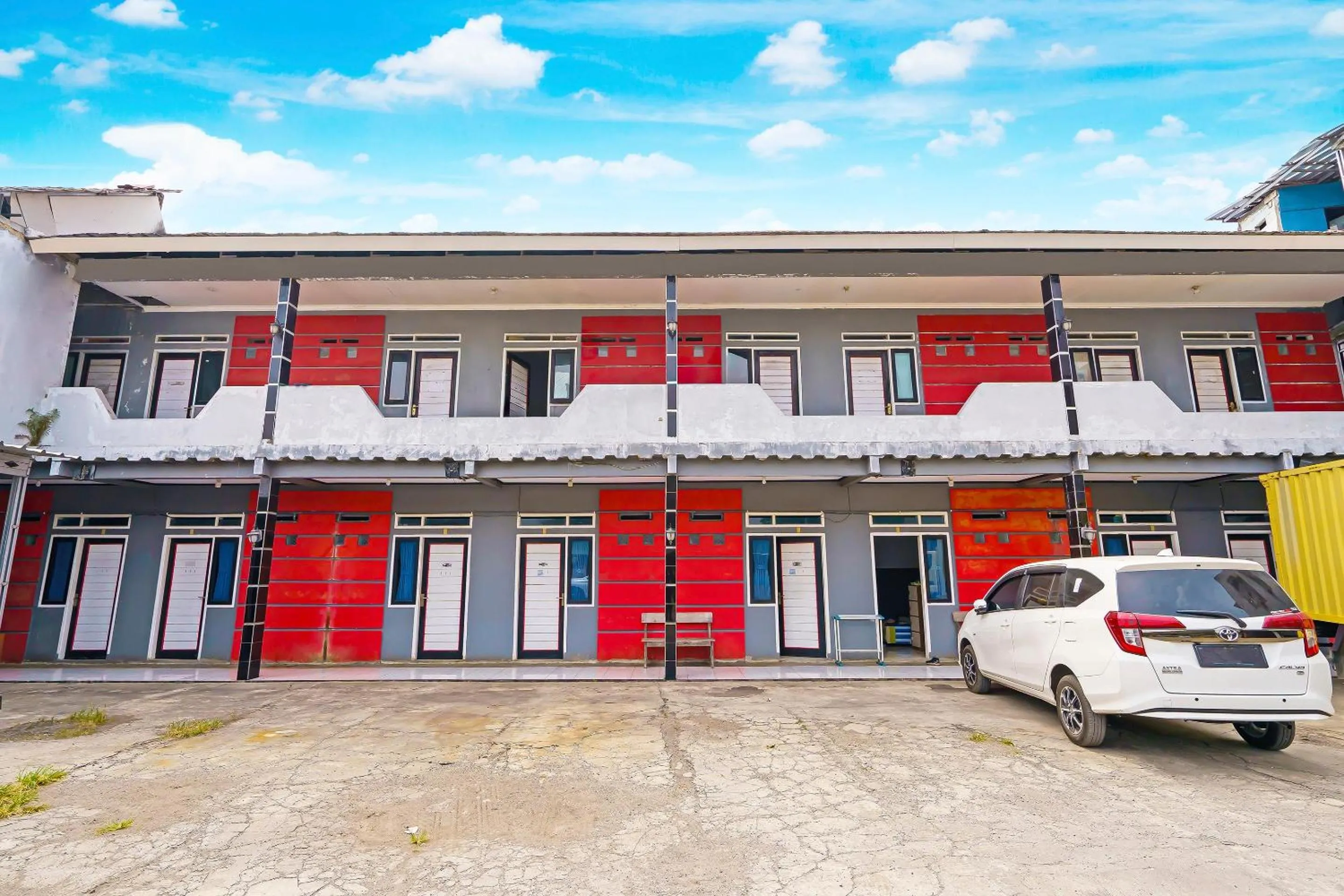Facade/entrance in Hotel O Santana Residence Syariah