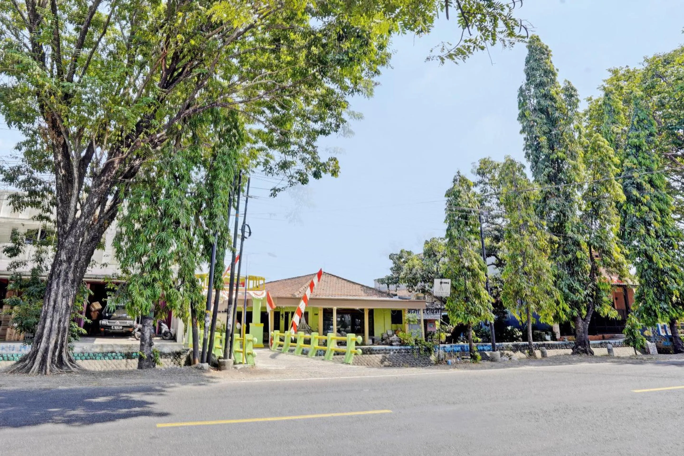 Facade/entrance in OYO Life 92921 Omaya Kost Syariah