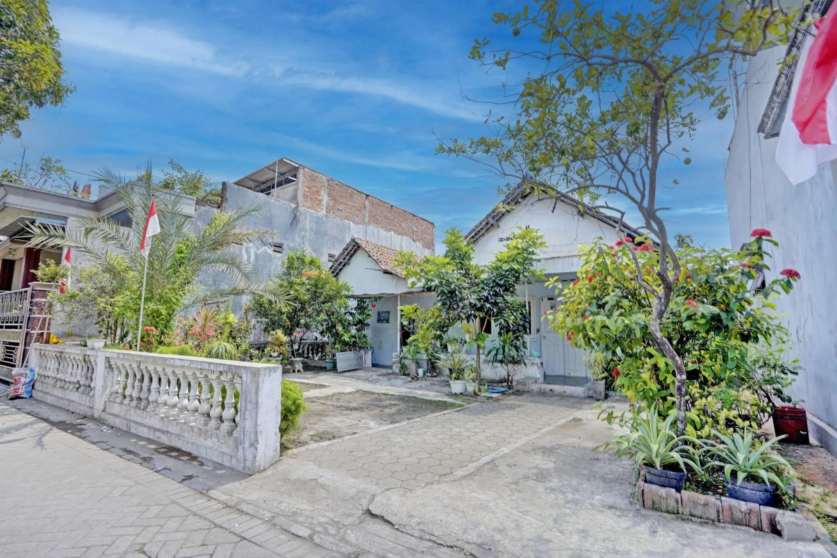 Facade/entrance in OYO Life 92921 Omaya Kost Syariah