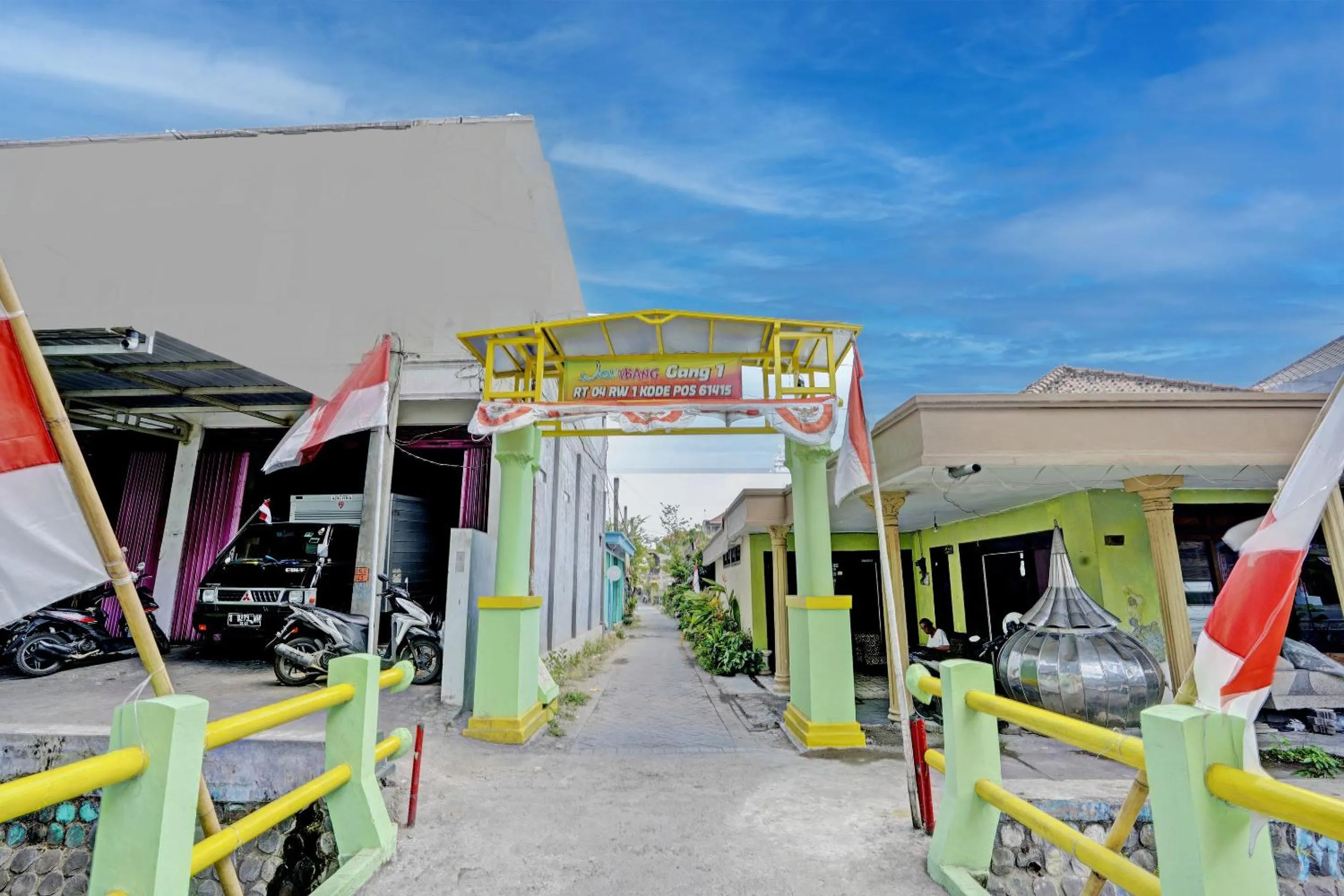 Facade/entrance in OYO Life 92921 Omaya Kost Syariah