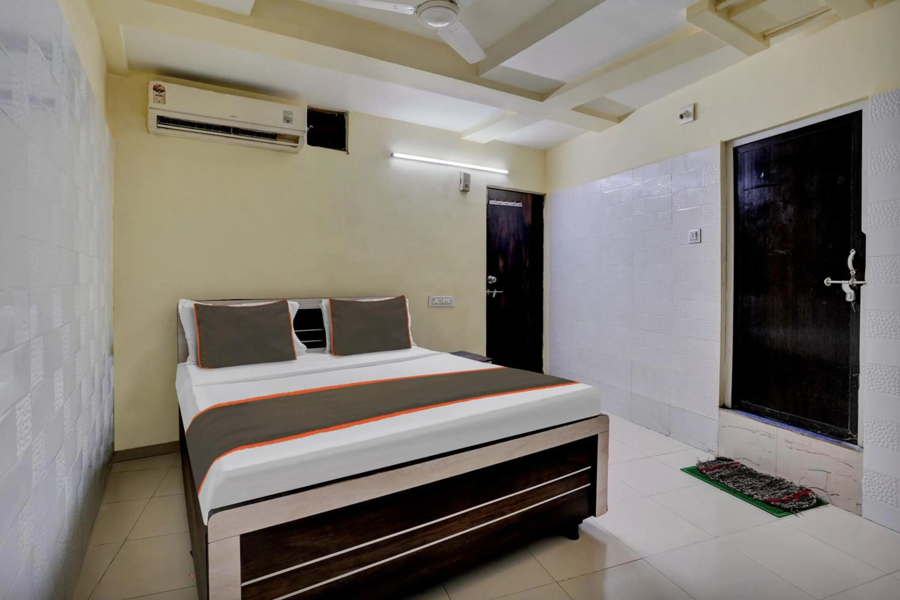 Bedroom, Bed in Hotel O Konark Inn