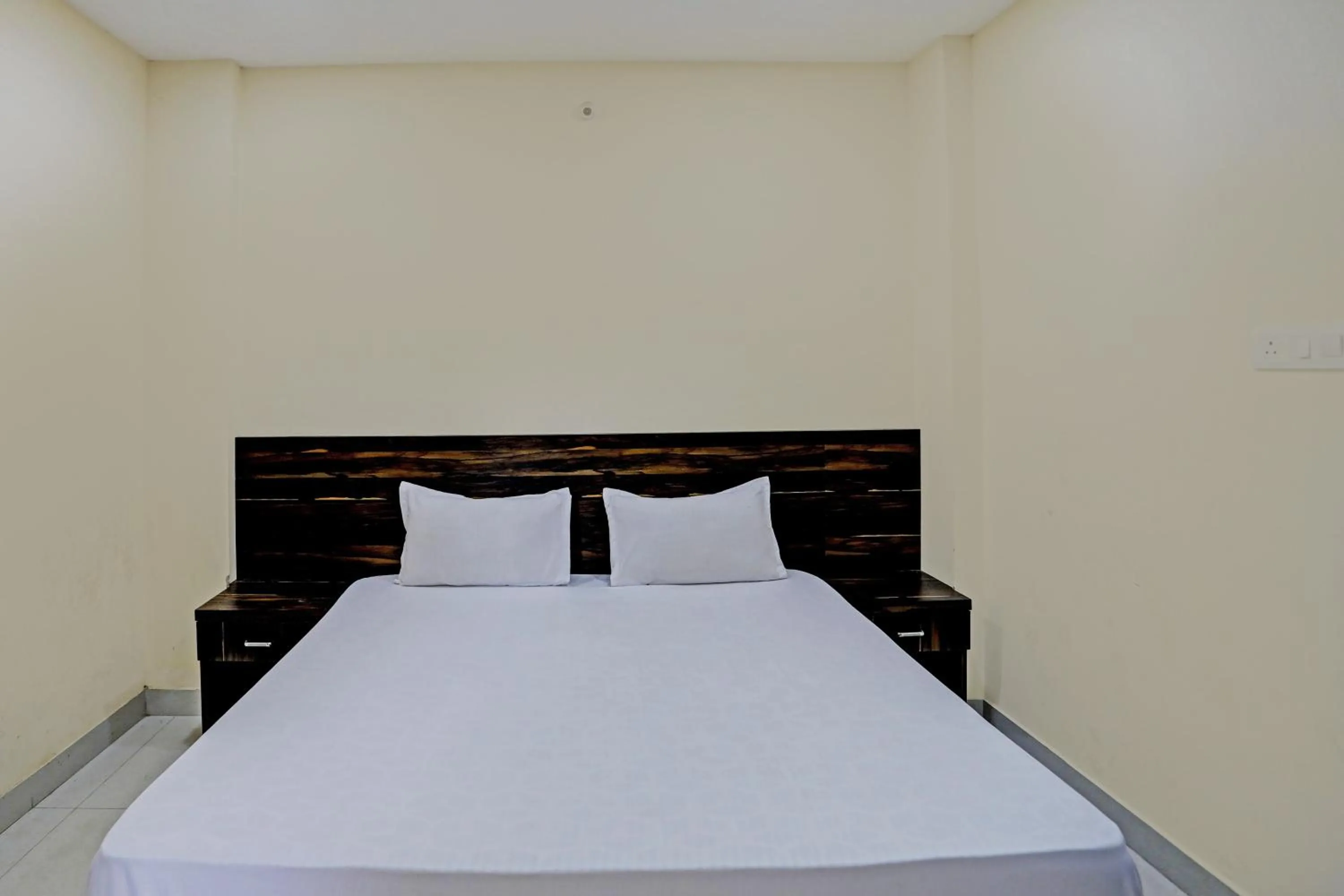 Bedroom, Bed in Hotel O Regal Edge