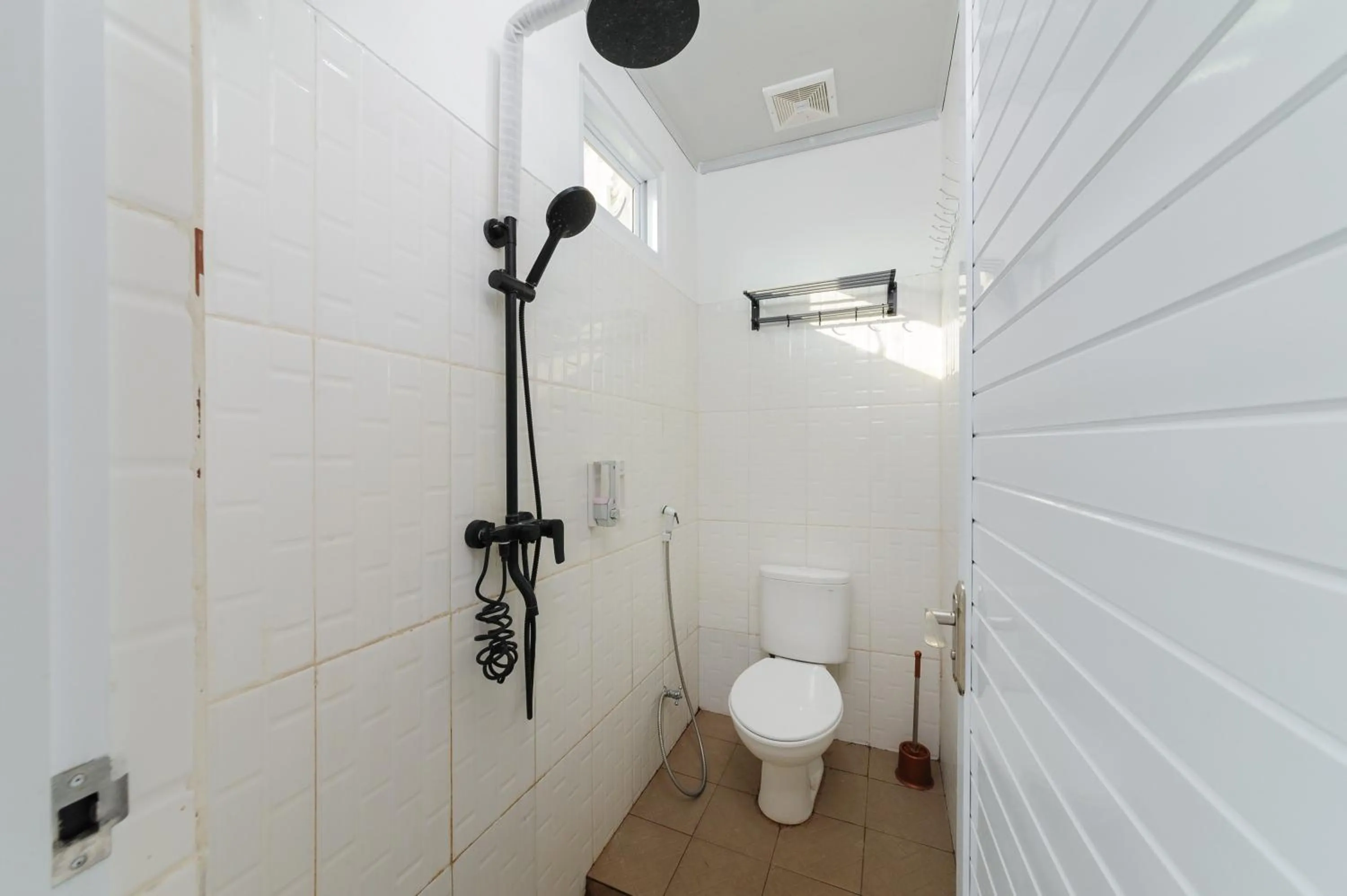 Bathroom in Urbanview Hotel Betego Syariah Enggal by RedDoorz