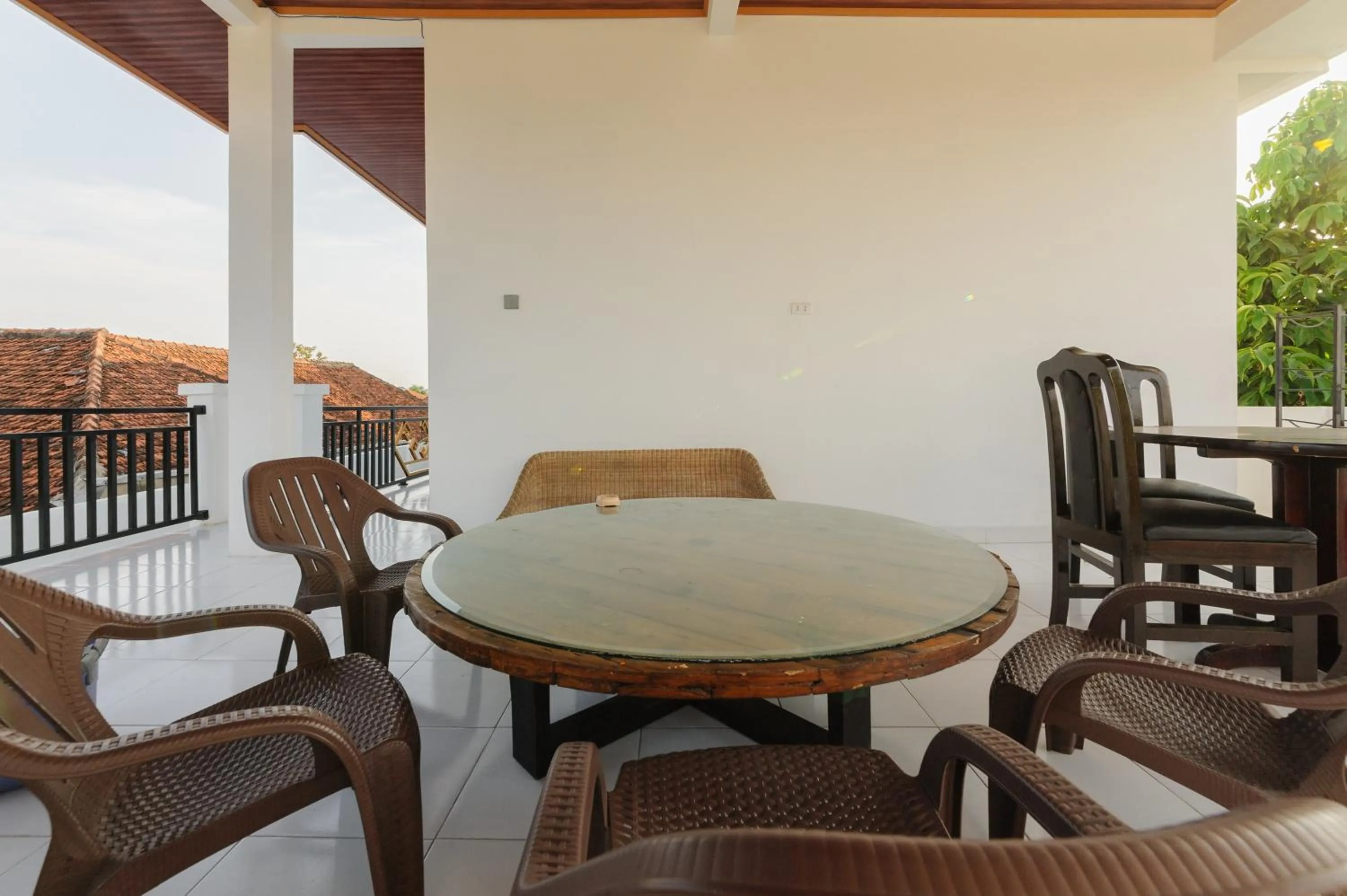 Seating area in Urbanview Hotel Betego Syariah Enggal by RedDoorz