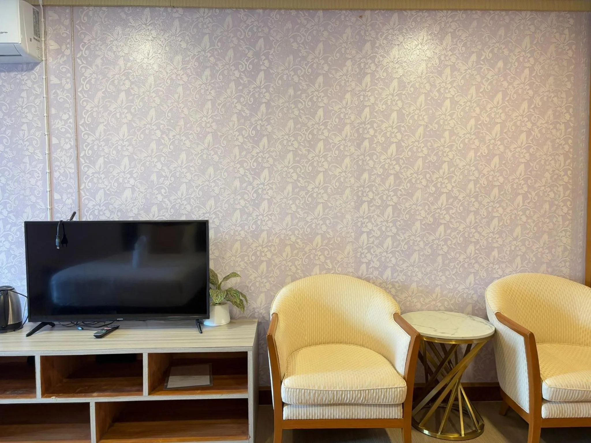 Seating area in OYO 75446 Travis Inthamara 49