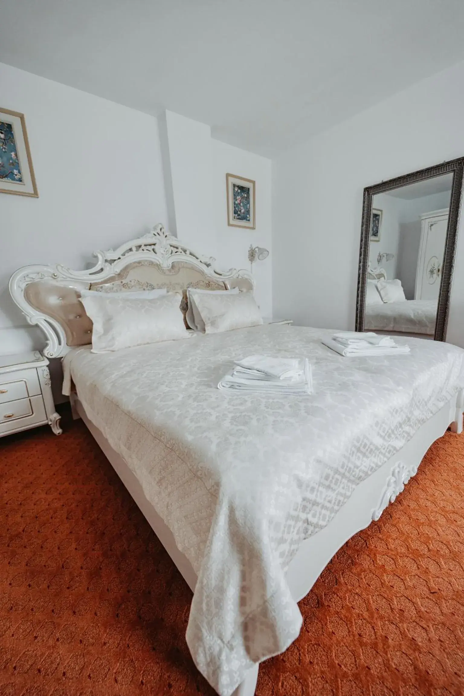 Queen Room with Balcony - single occupancy in Complex Turistic Constantin Bucovina Queen Room with Balcony - single occupancy in Complex Turistic Constantin Bucovina