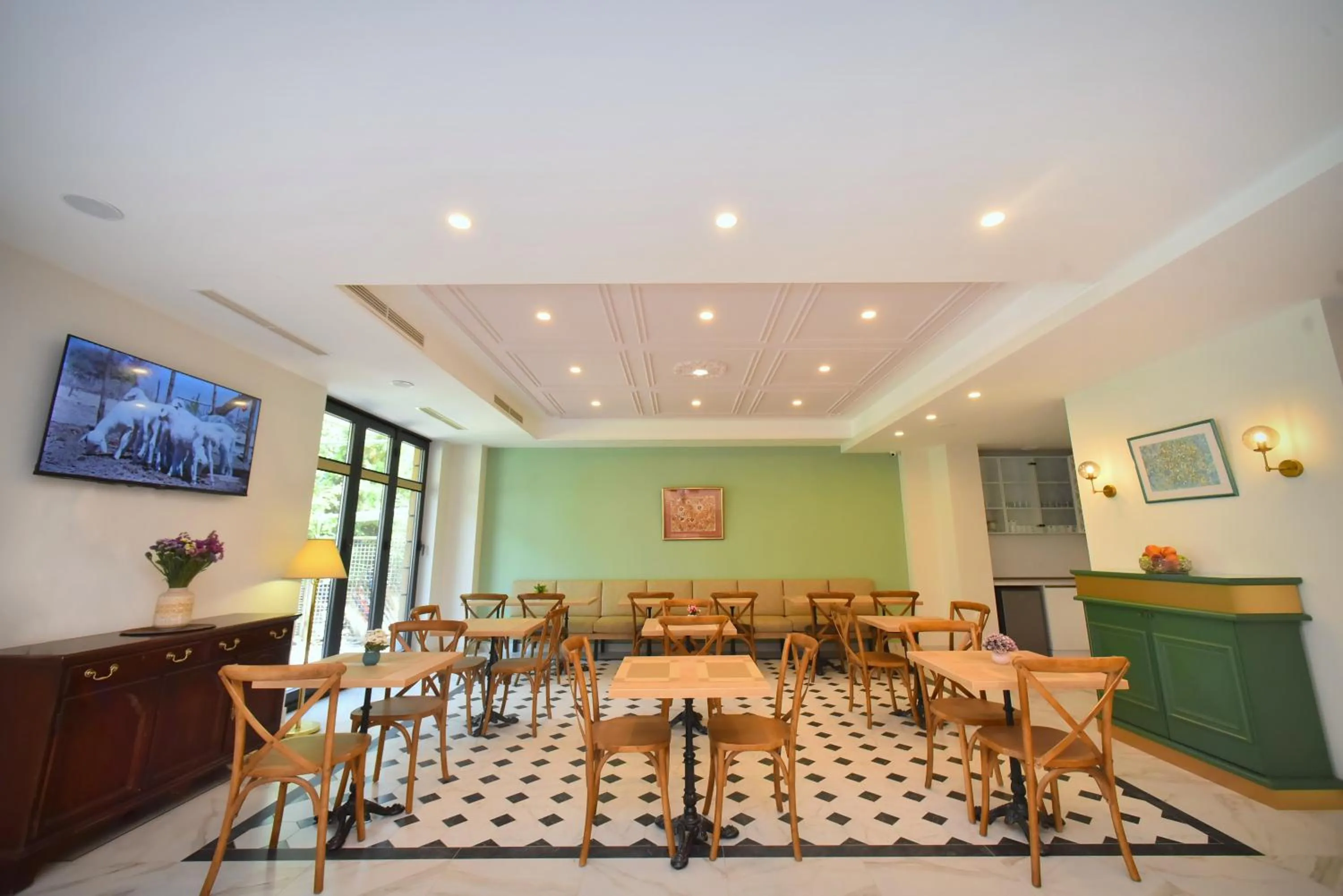 Restaurant/places to eat in Hotel Avenue 30