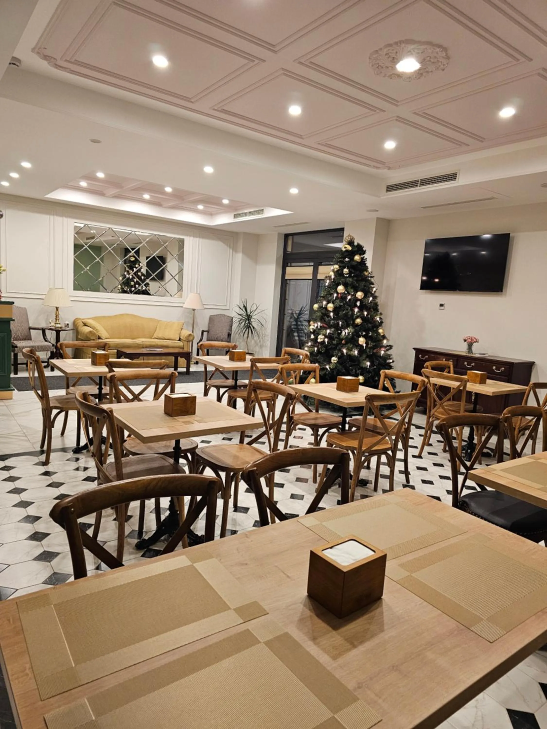 Restaurant/places to eat in Hotel Avenue 30