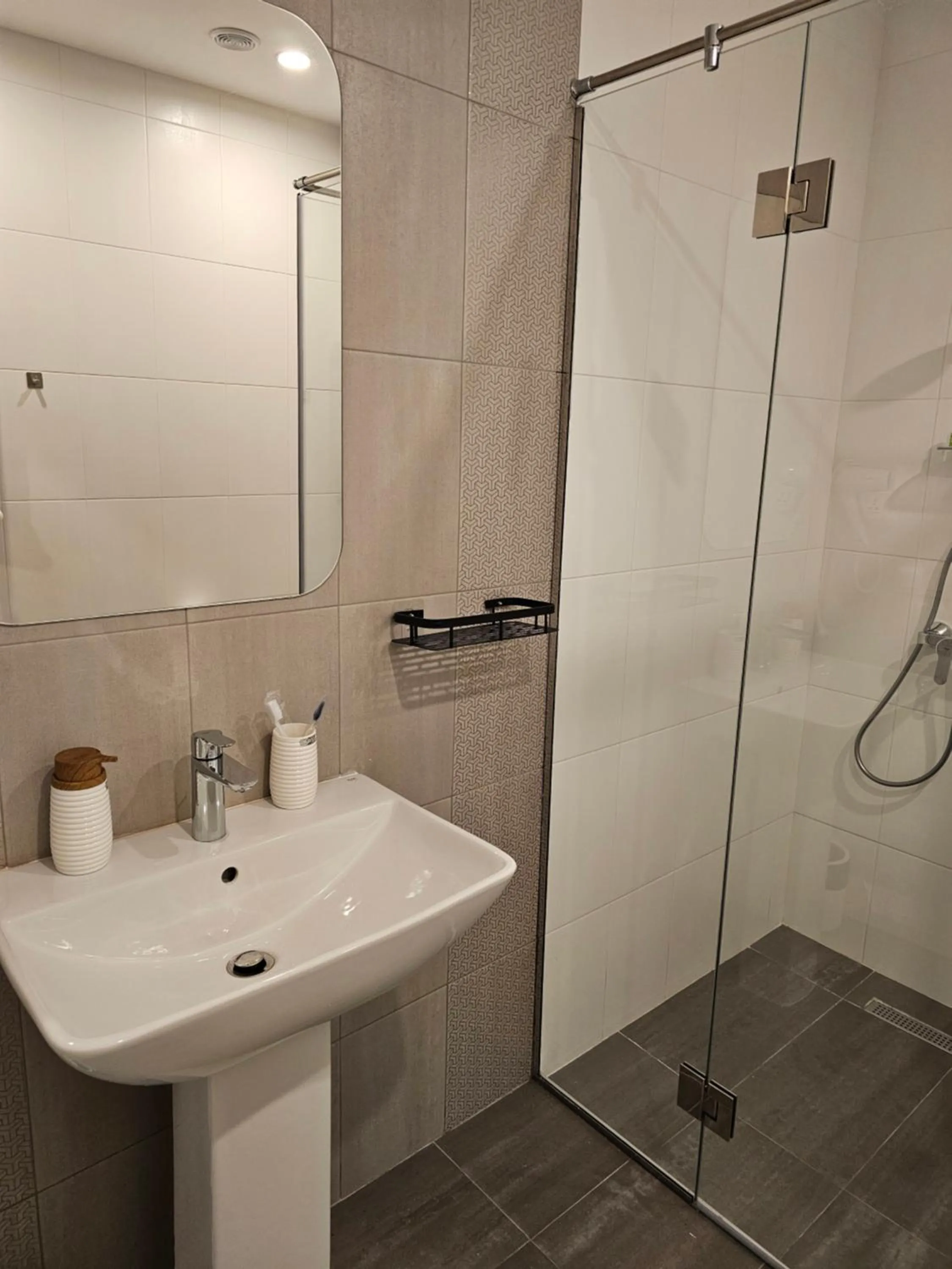 Shower in Hotel Avenue 30