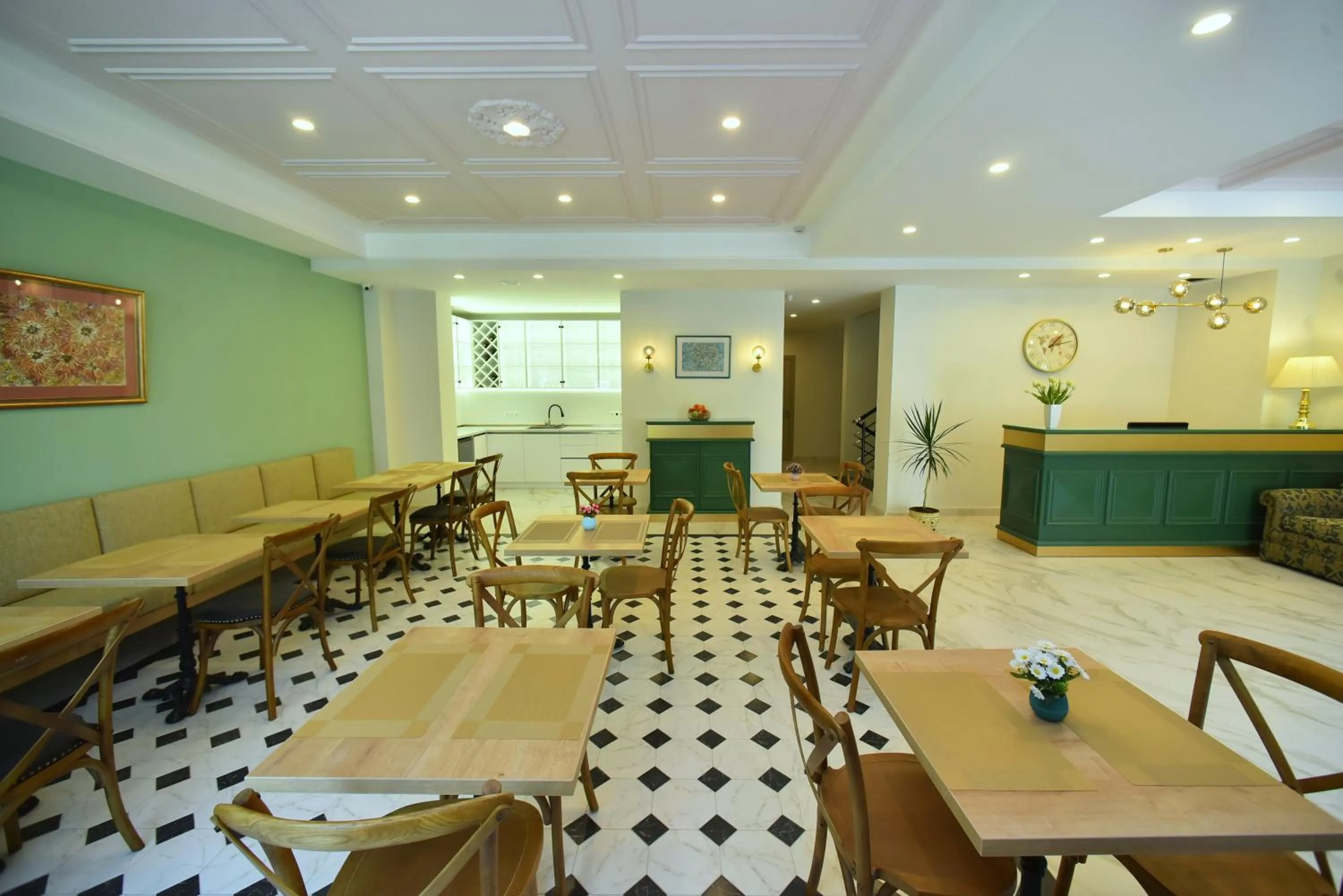 Restaurant/places to eat in Hotel Avenue 30