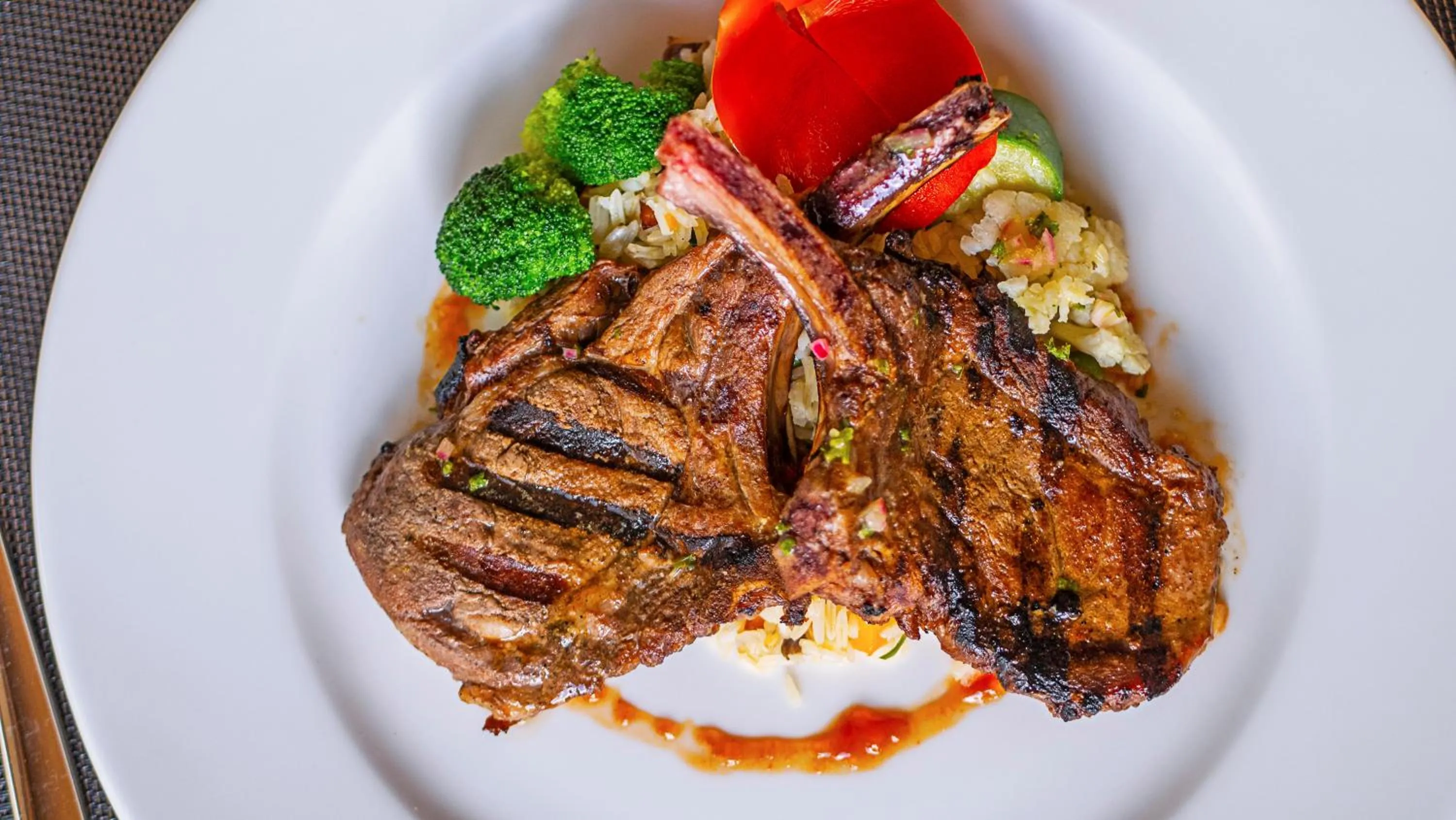 Restaurant/places to eat in Maanzoni 680 HOTEL