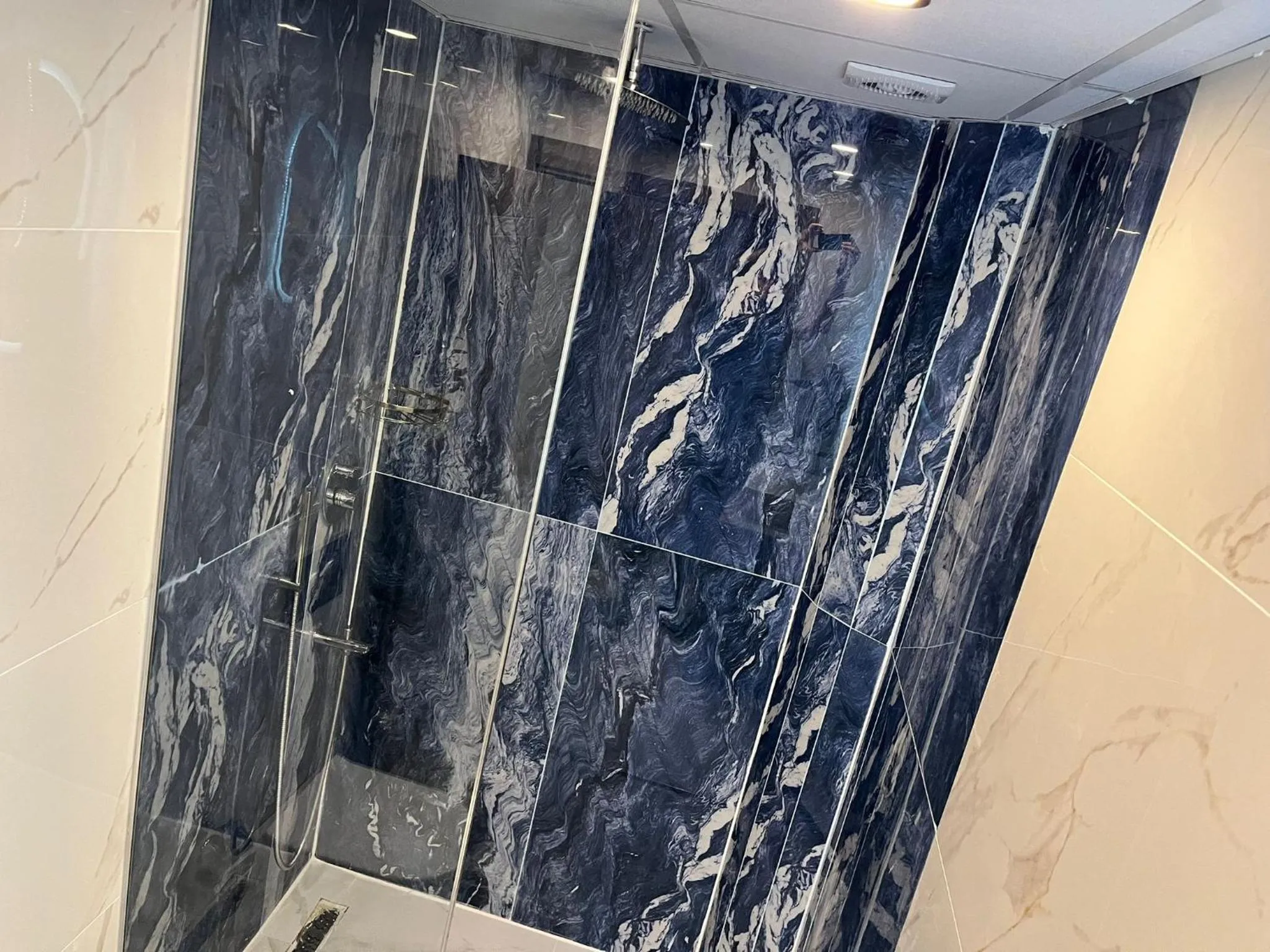 Shower in Istanblu Hotel Ataşehir