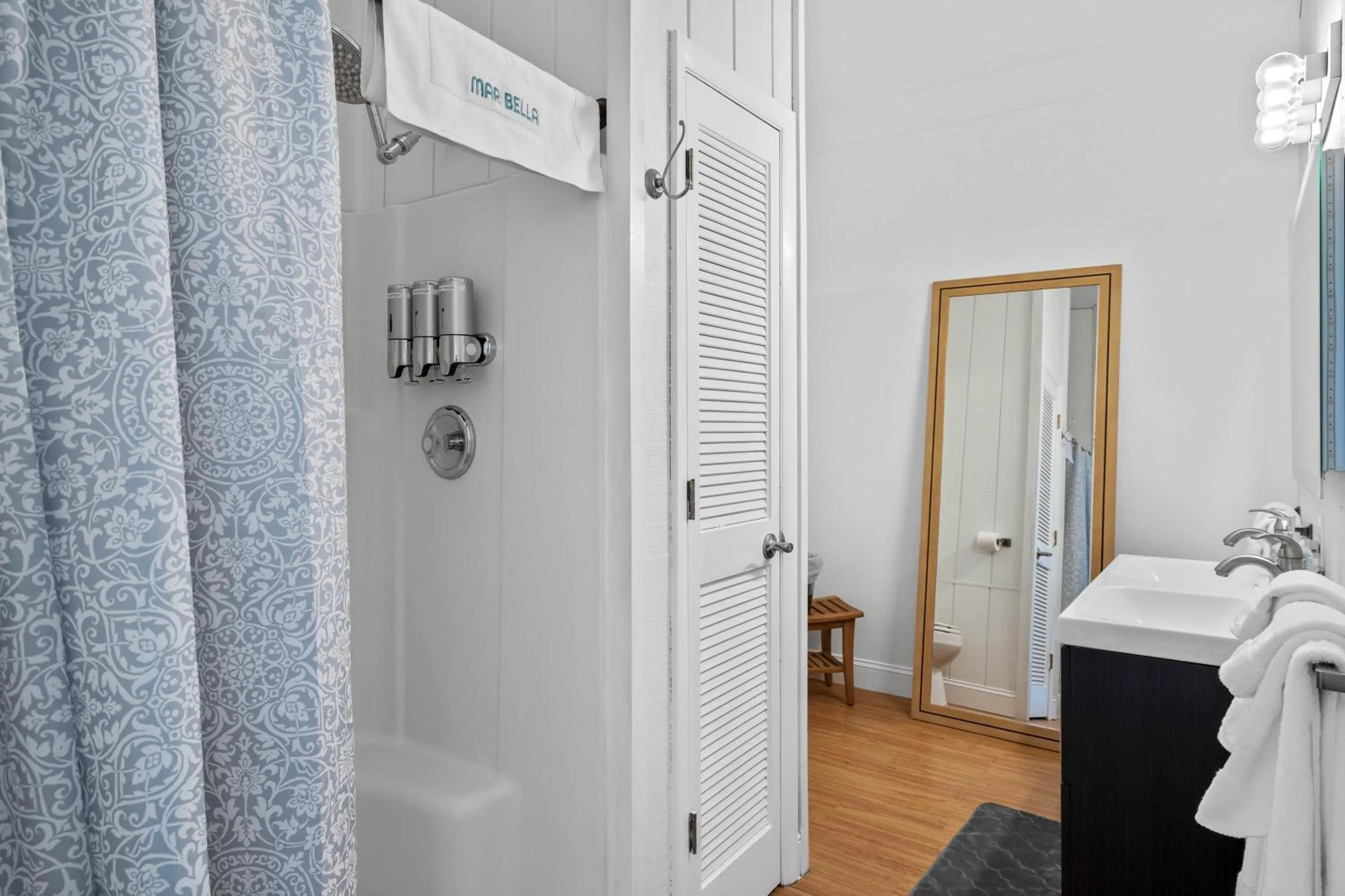 Shower, Bed in Mar Bella Boutique Hotel & Spa