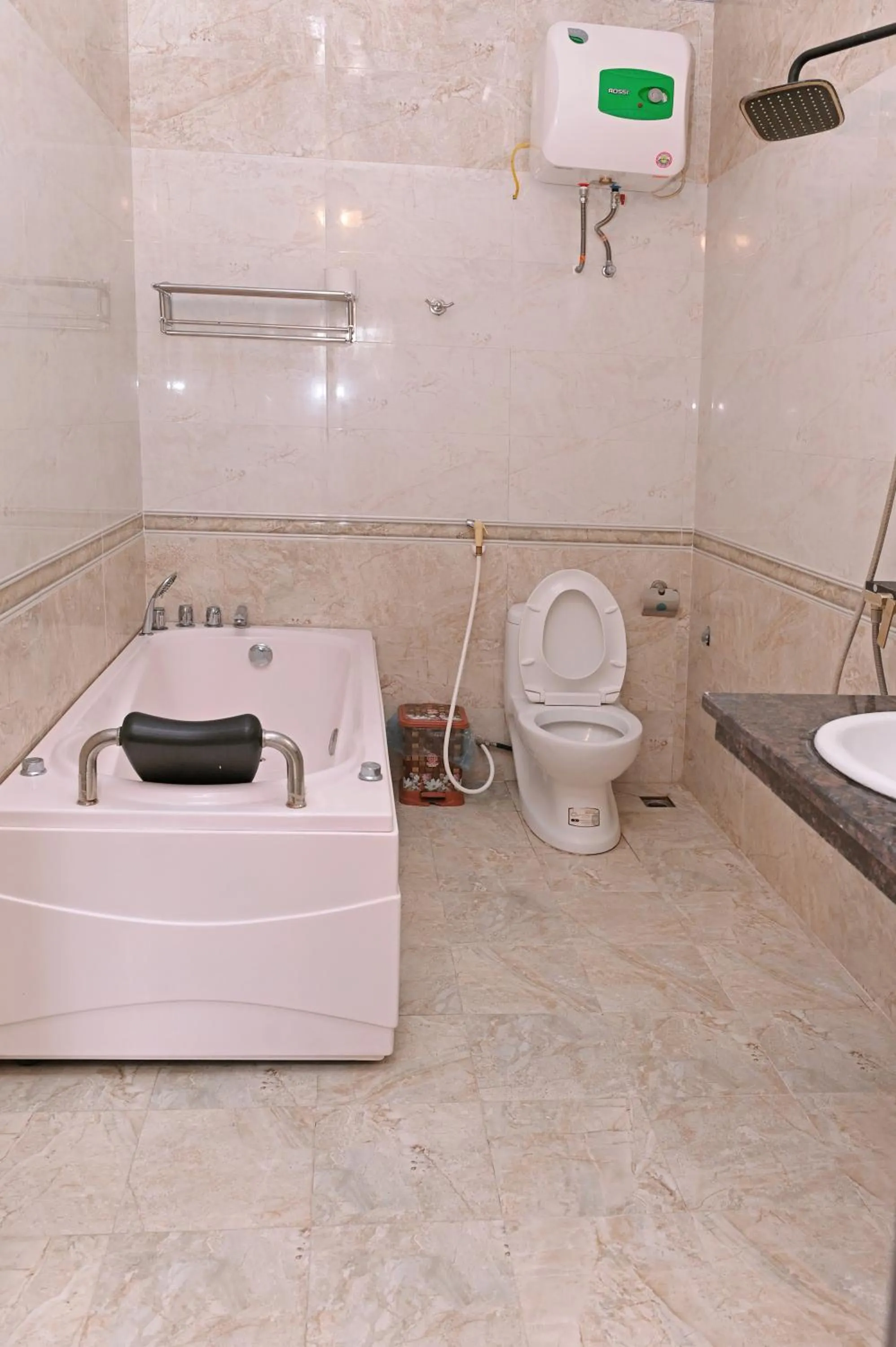 Shower in Khách sạn Hoàng Hà River Town