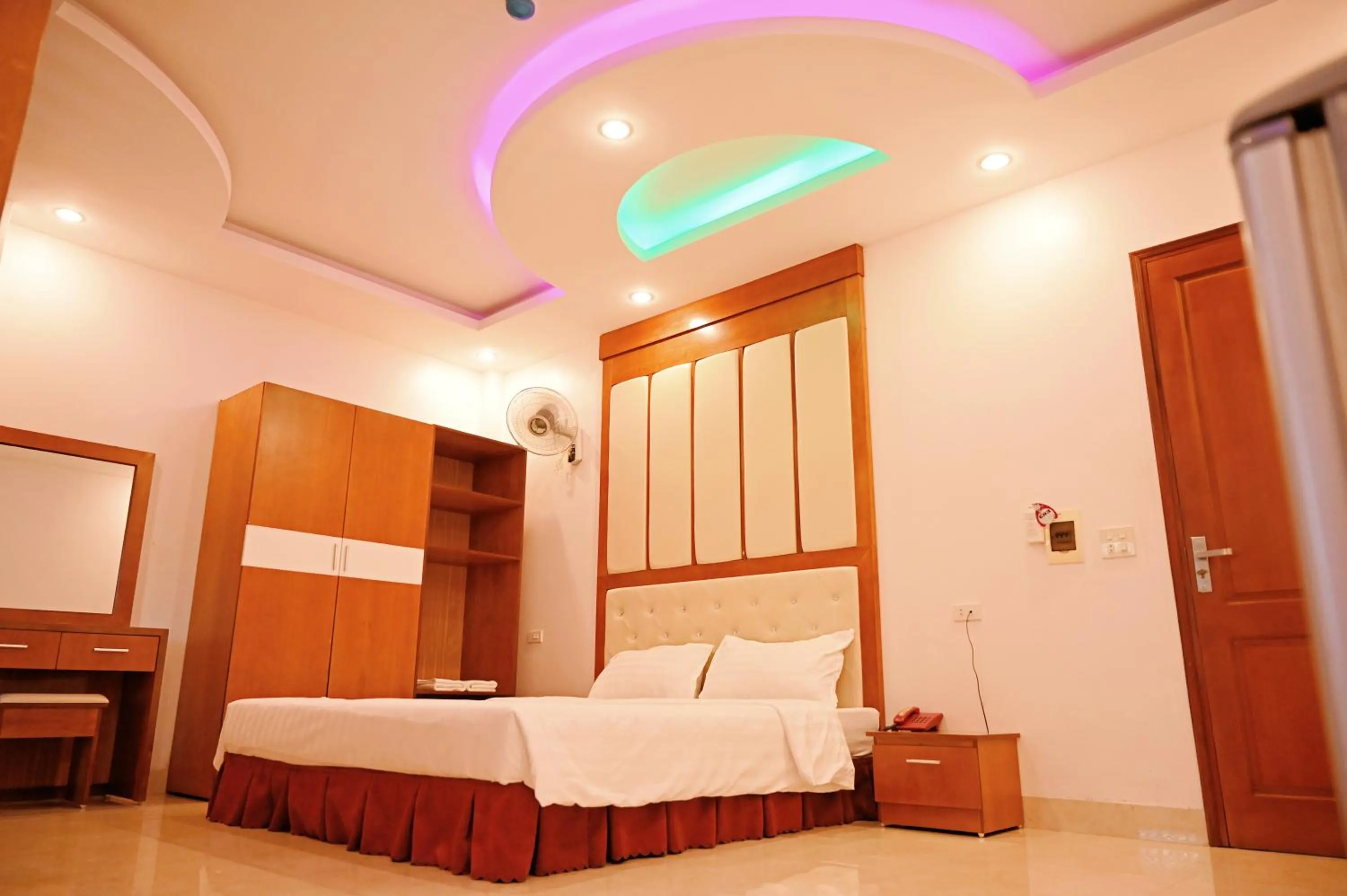 Bedroom, Bed in Khách sạn Hoàng Hà River Town