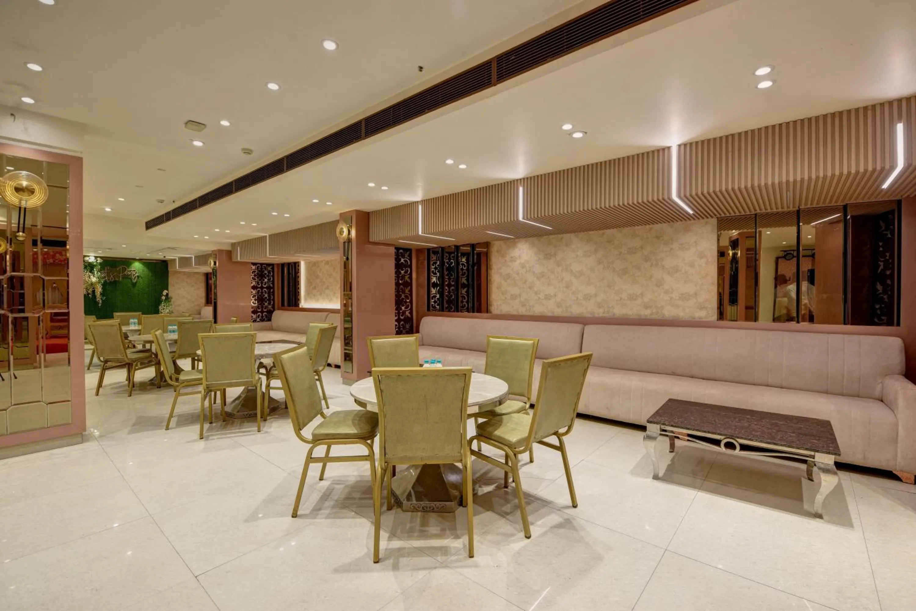 Banquet/Function facilities in Qotel Comfort AT Residency Kaushambi Anand Vihar