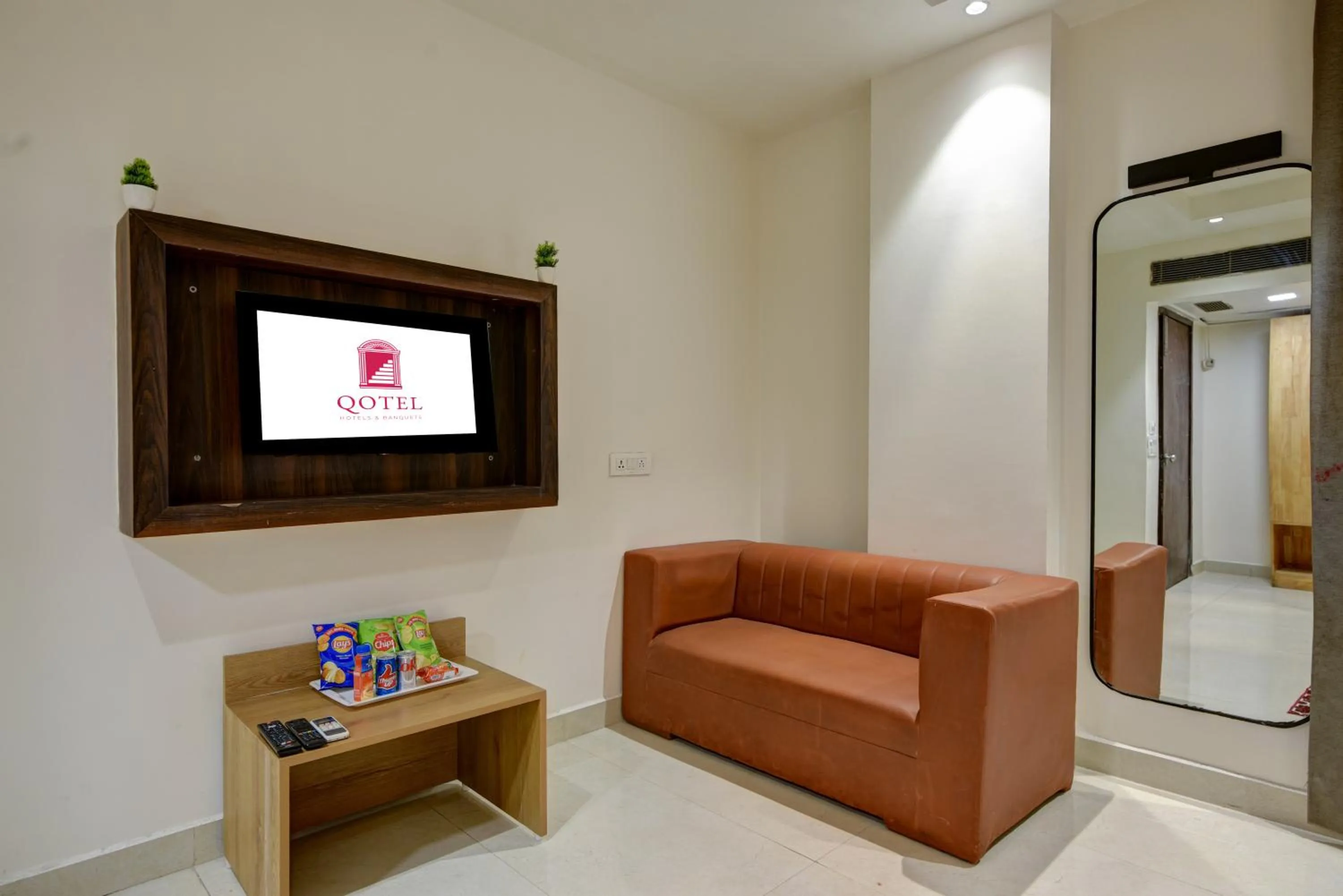 Communal lounge/ TV room in Qotel Comfort AT Residency Kaushambi Anand Vihar