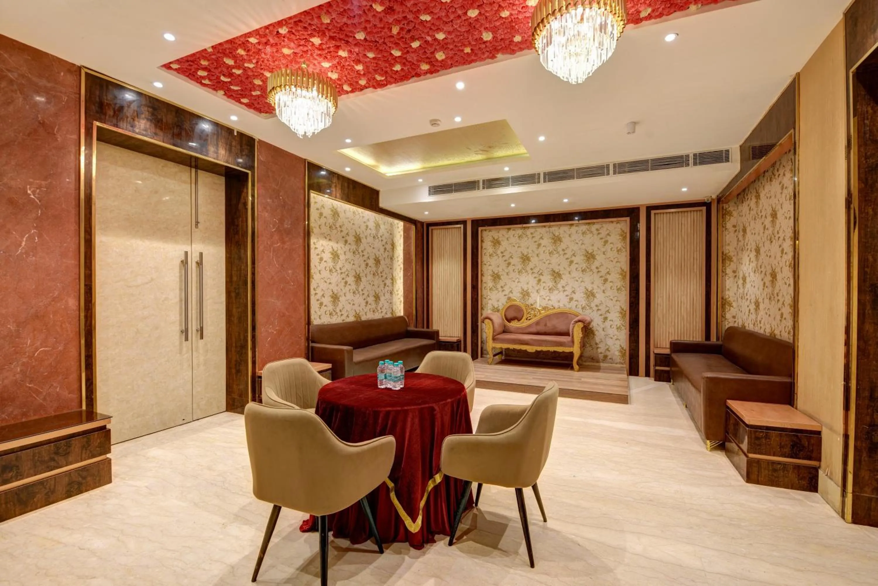 Banquet/Function facilities in Qotel Comfort AT Residency Kaushambi Anand Vihar